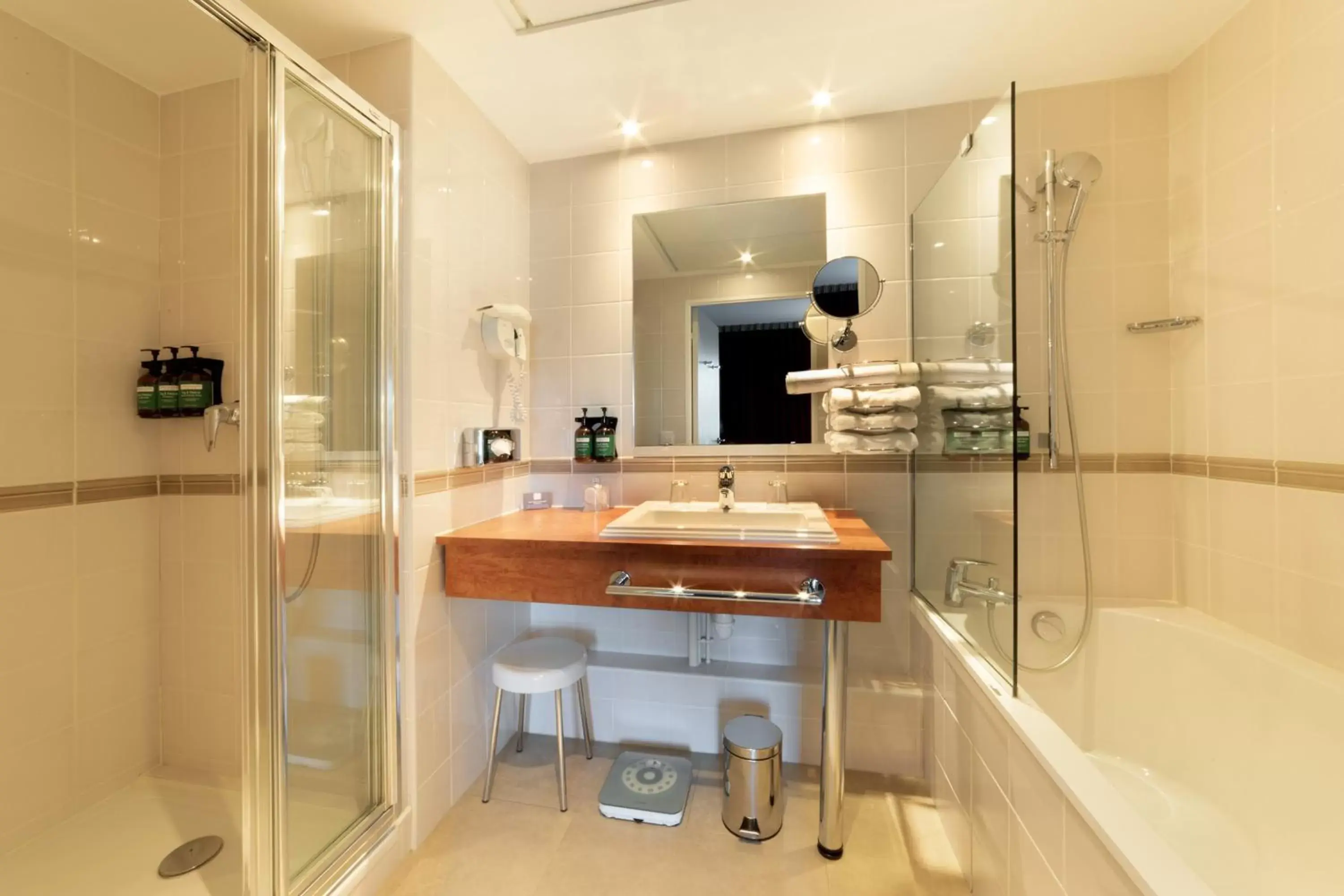 Photo of the whole room, Bathroom in Crowne Plaza Lyon Parc de la Tête d'Or