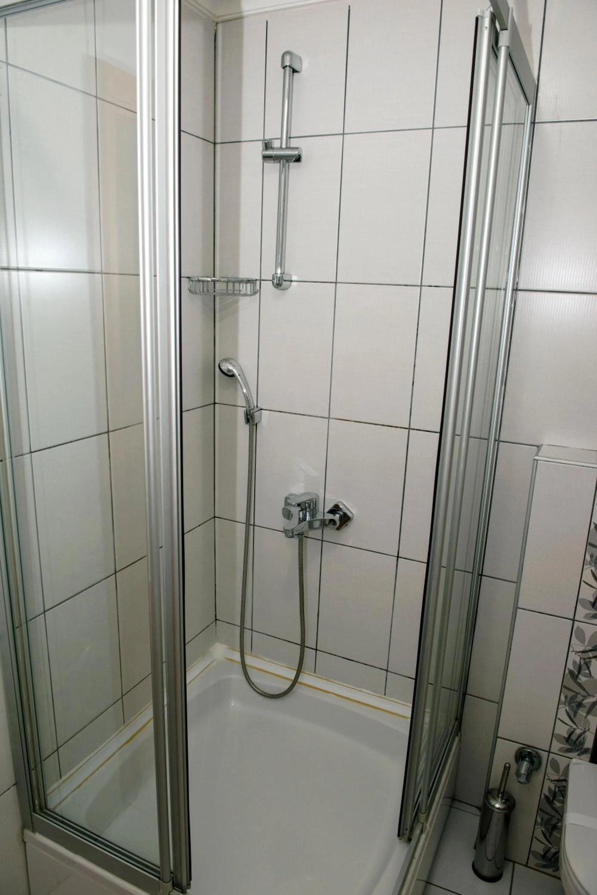 Shower in Tayahatun Hotel