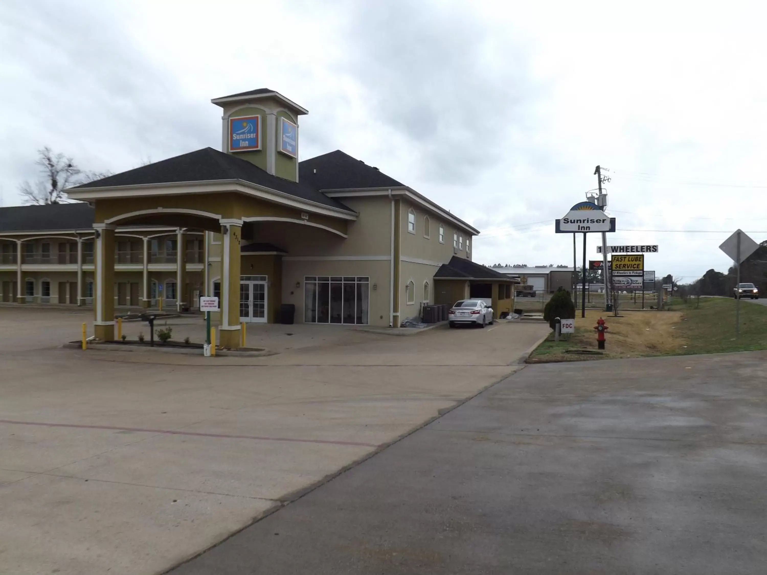 Property building in SSunriser Inn Property building in SSunriser Inn