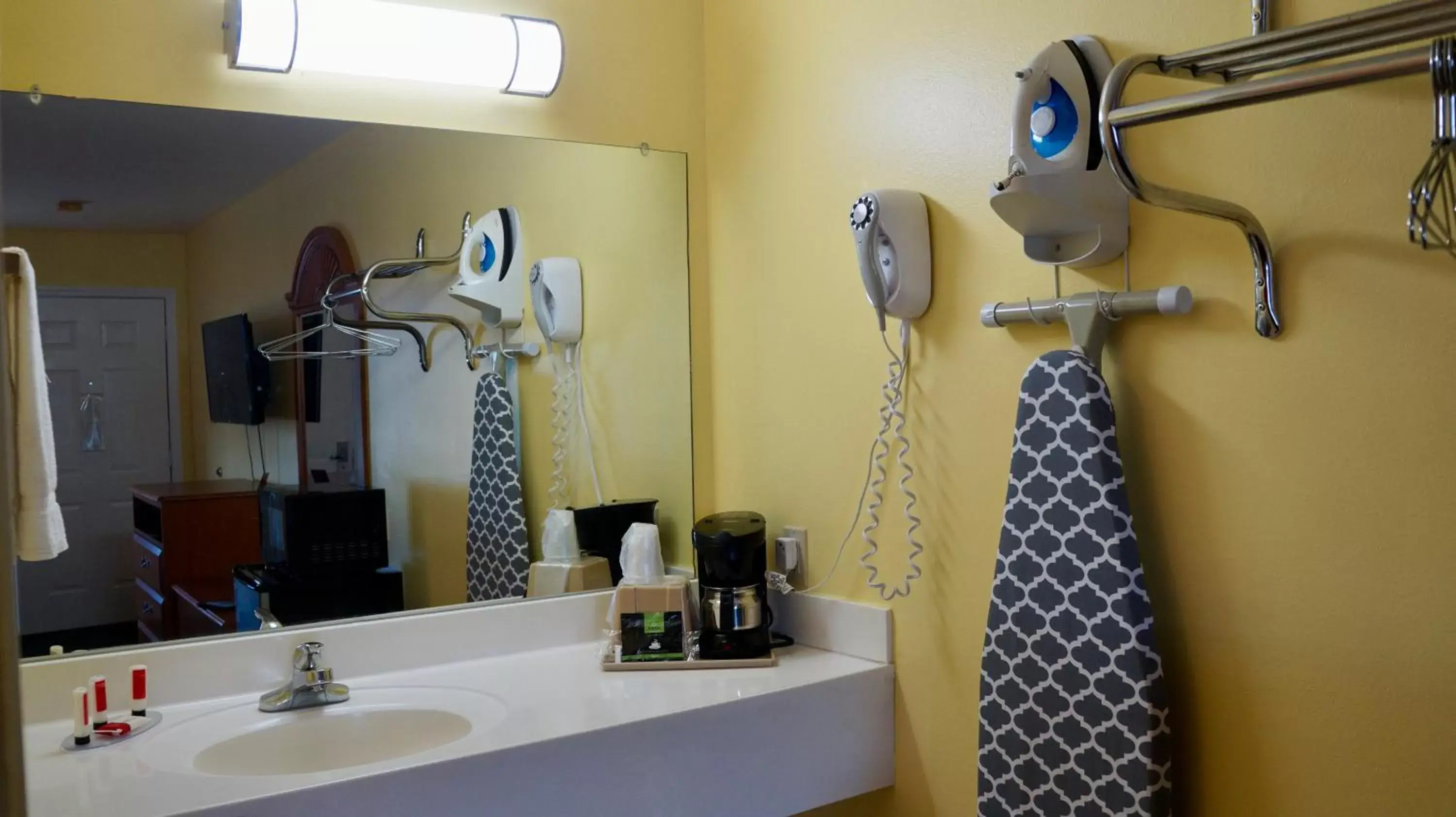 Coffee/tea facilities, Bathroom in American Inn of Kinder