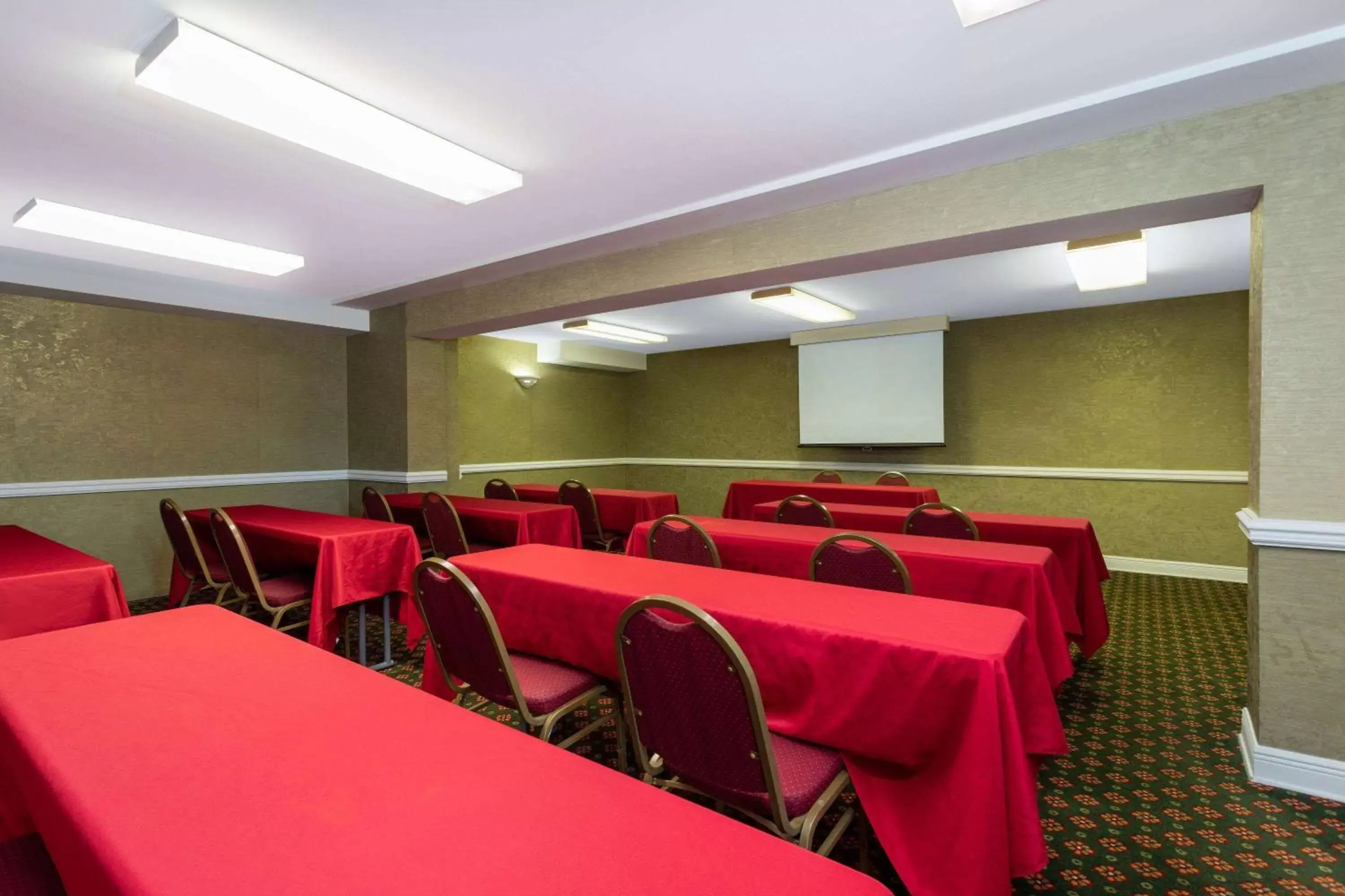 Meeting/conference room in Ramada by Wyndham Altamonte Springs Near I-4