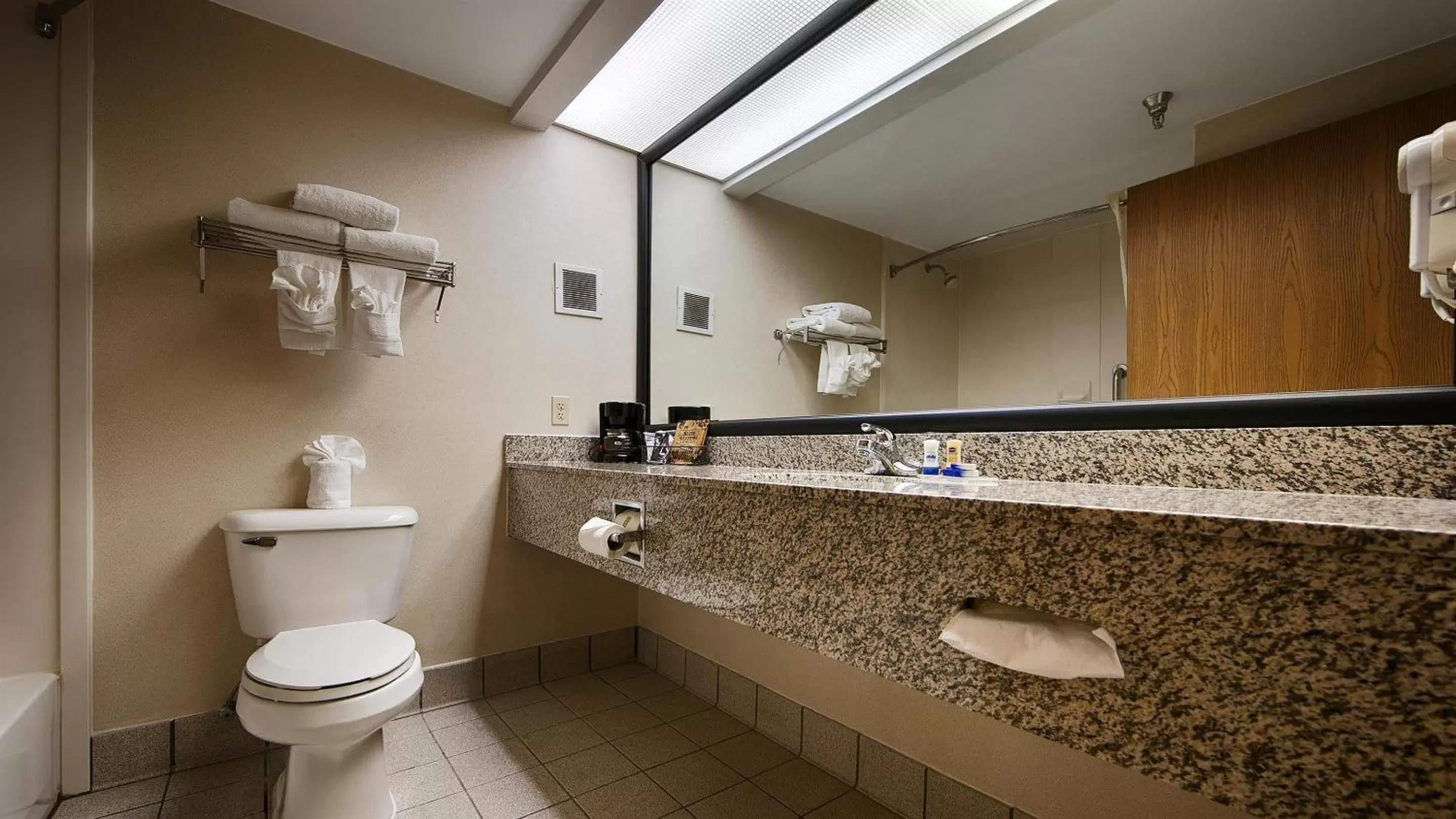 King Room with Bath Tub - Disability Access Room/Non-Smoking in Best Western Classic Inn
