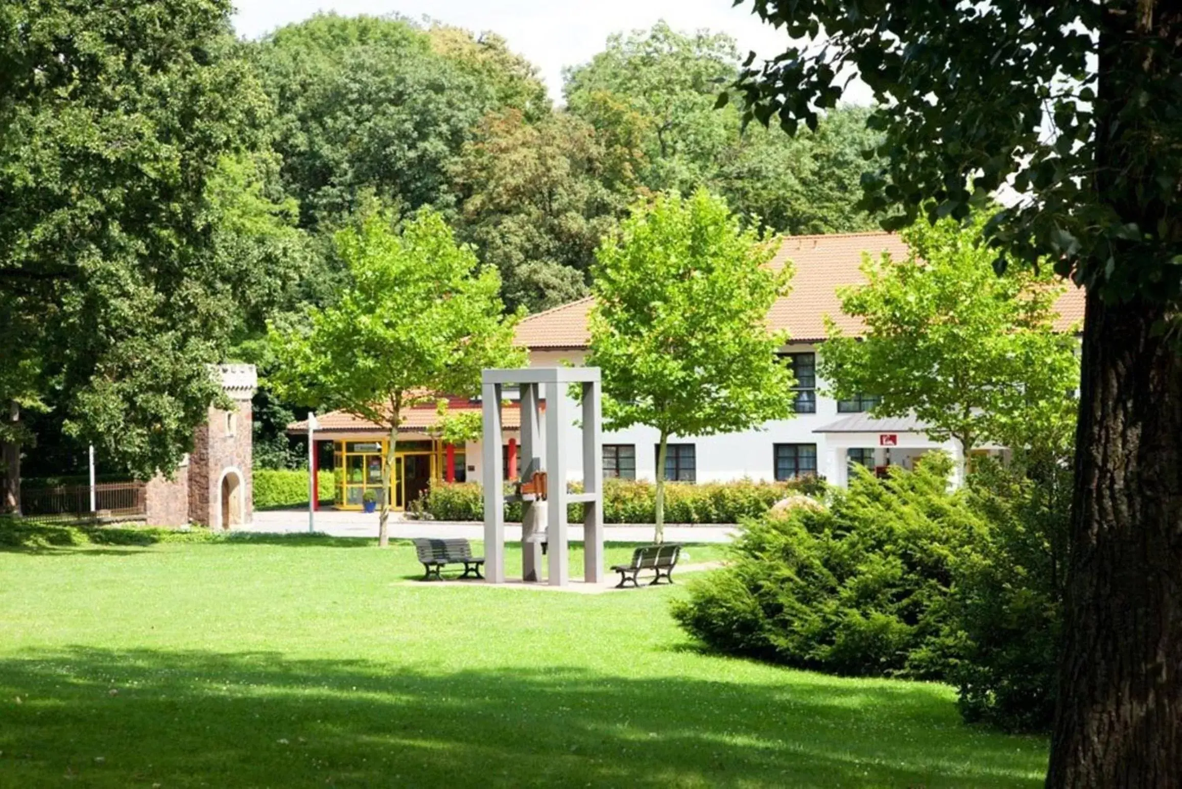 Facade/entrance, Property Building in Kim Hotel Im Park