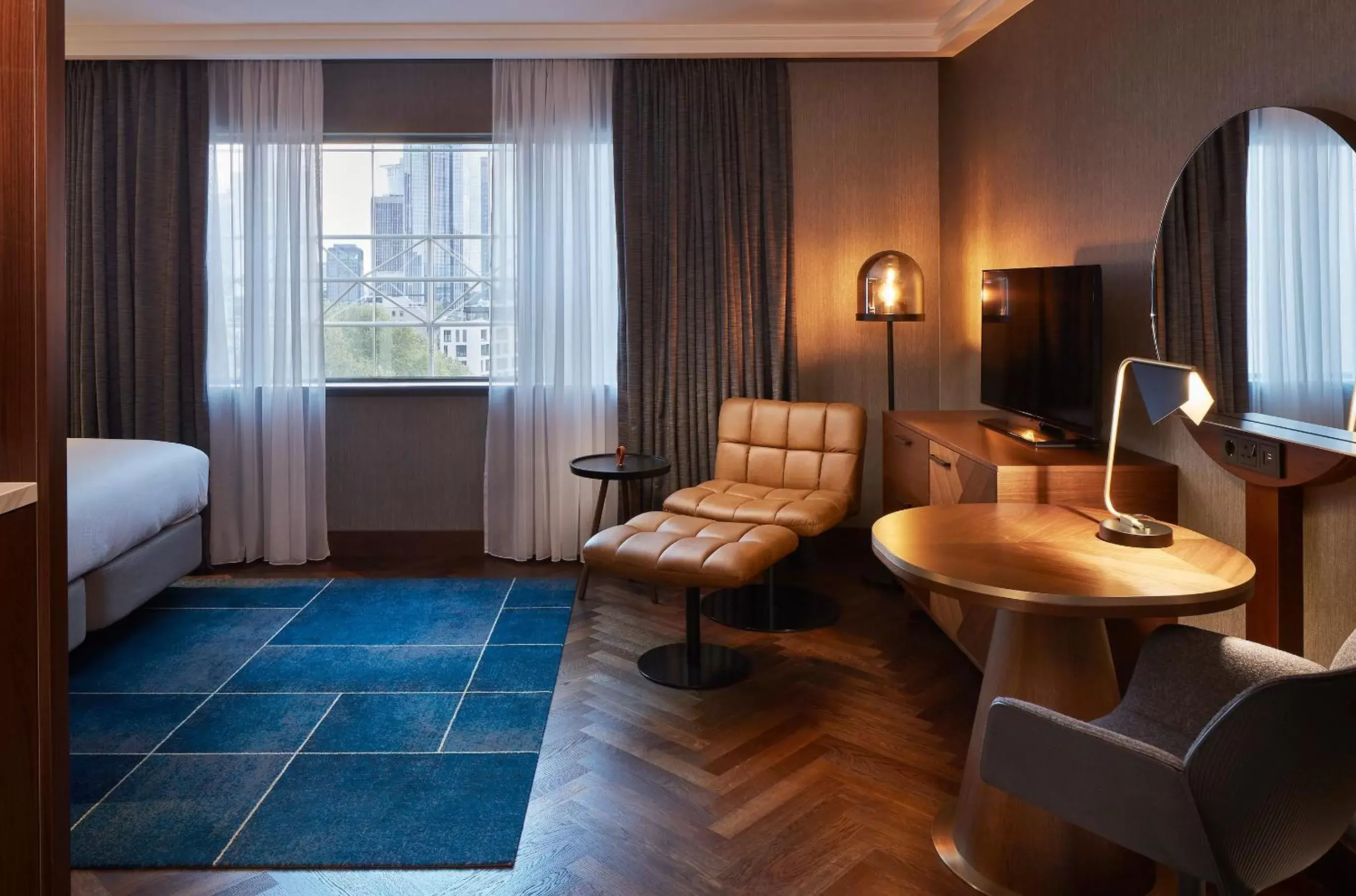 Photo of the whole room, Seating Area in Hilton Frankfurt City Centre