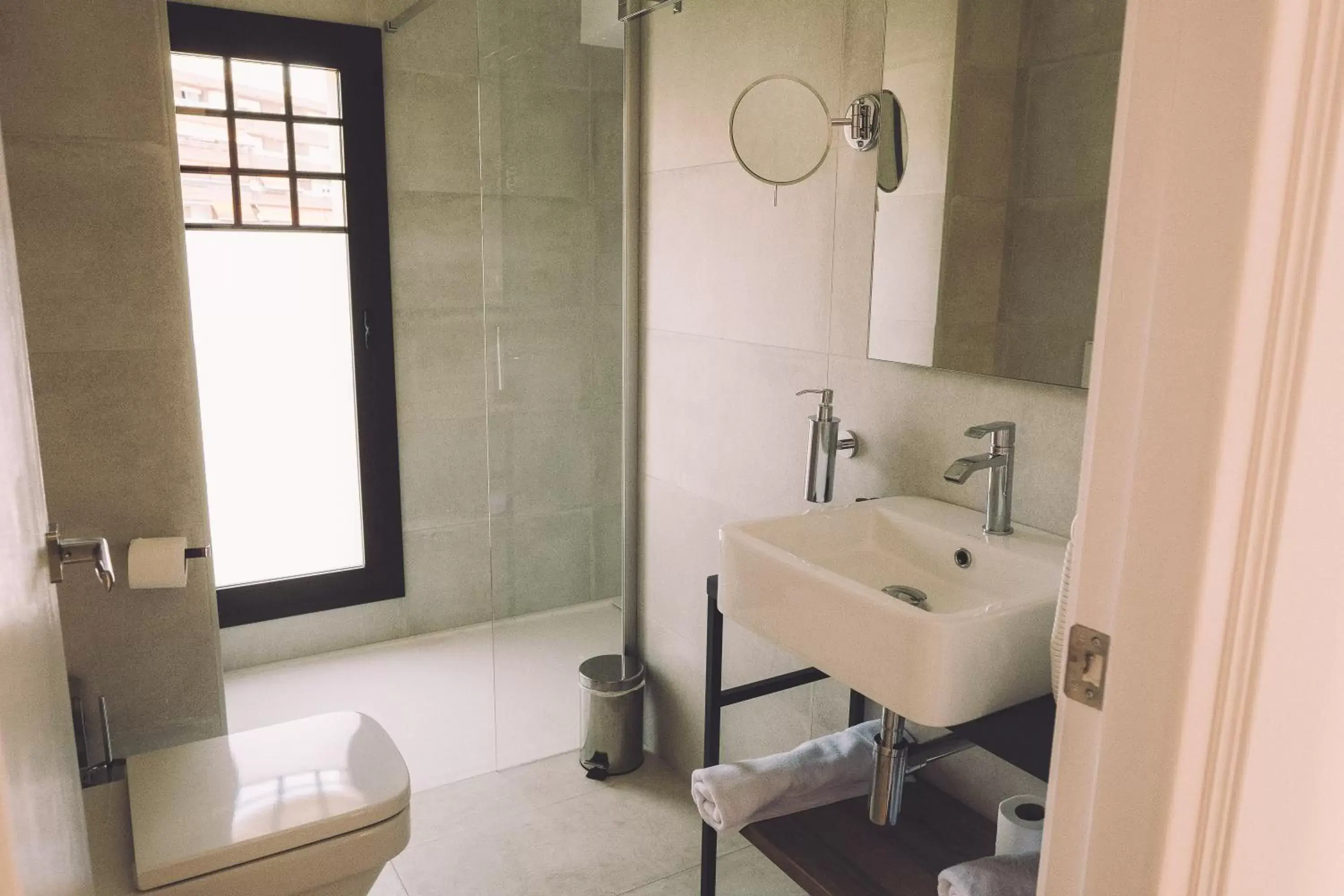 Shower, Bathroom in Hotelet Casa Padró