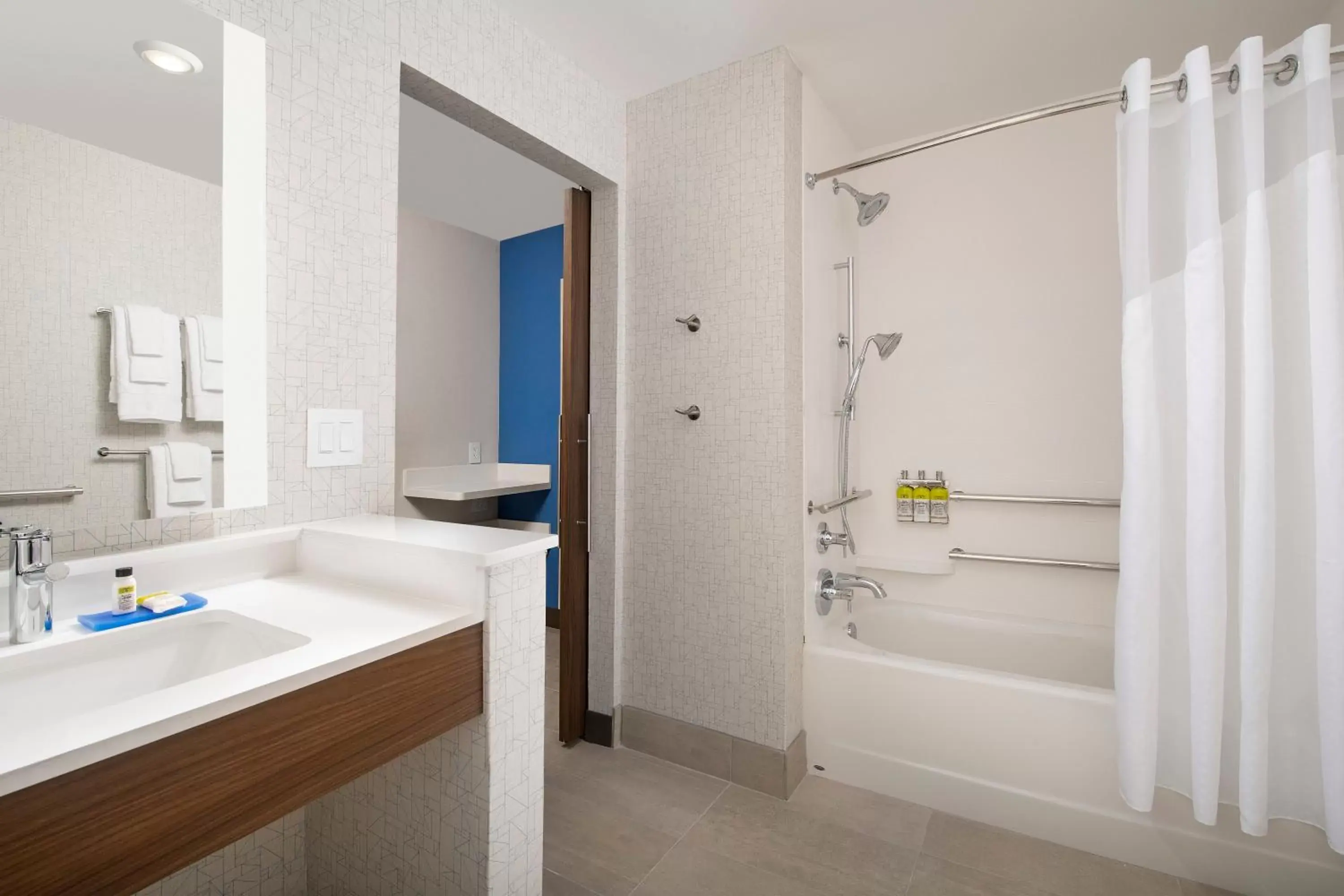 Photo of the whole room, Bathroom in Holiday Inn Express & Suites Kingsland I-95-Naval Base Area, an IHG Hotel