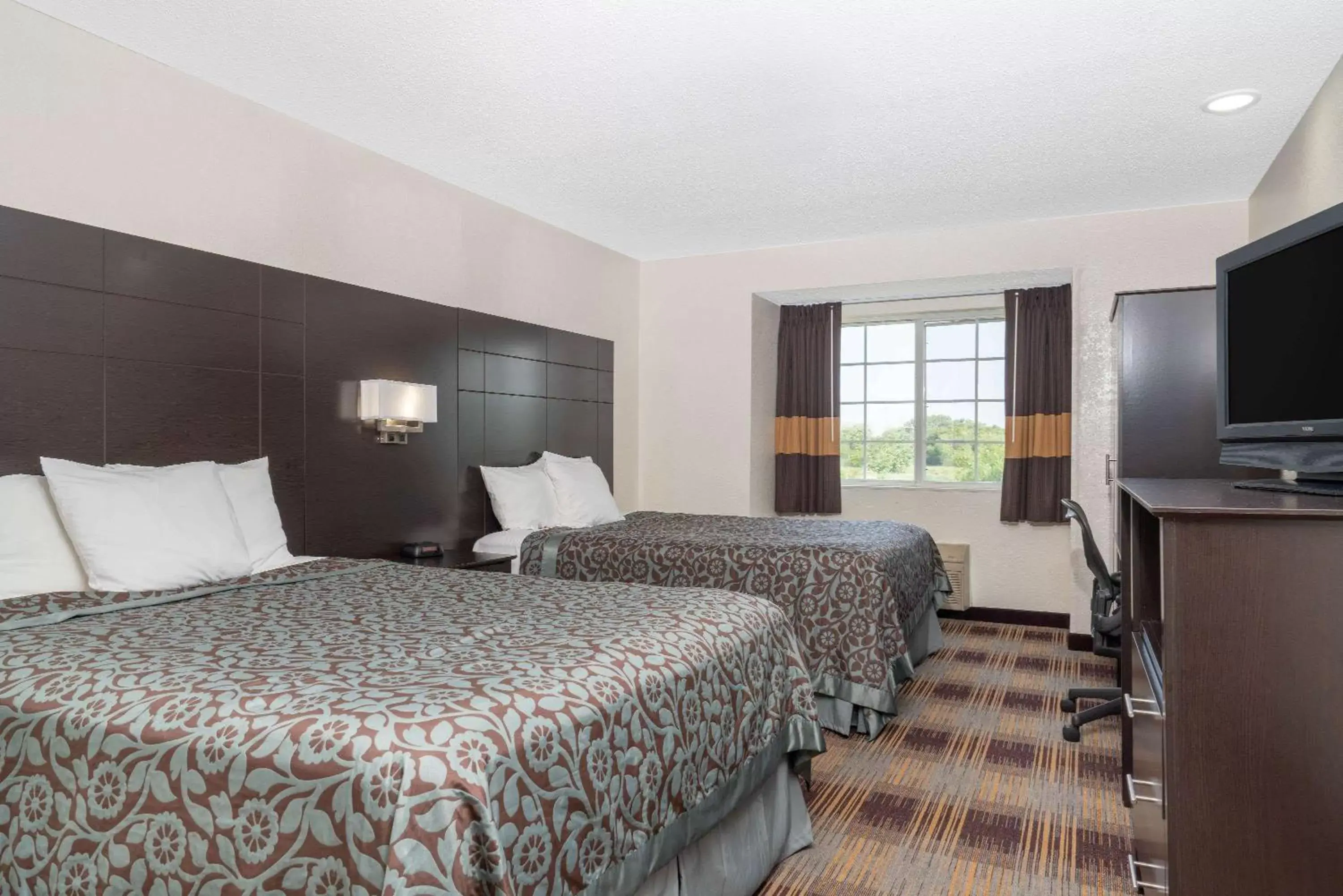 Photo of the whole room, Bed in Days Inn by Wyndham Faribault