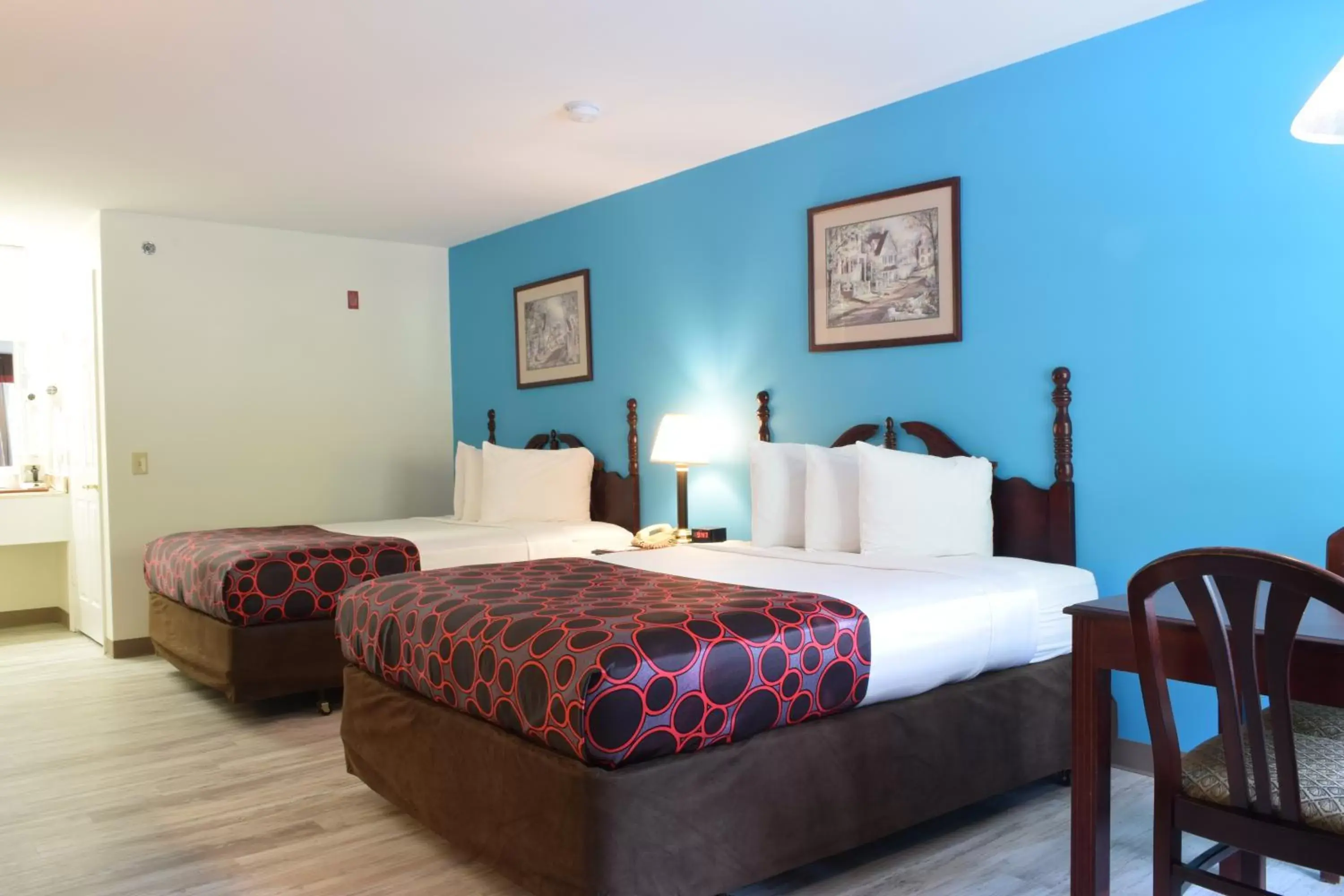 Bedroom, Bed in Hilltop Inn & Suites - North Stonington