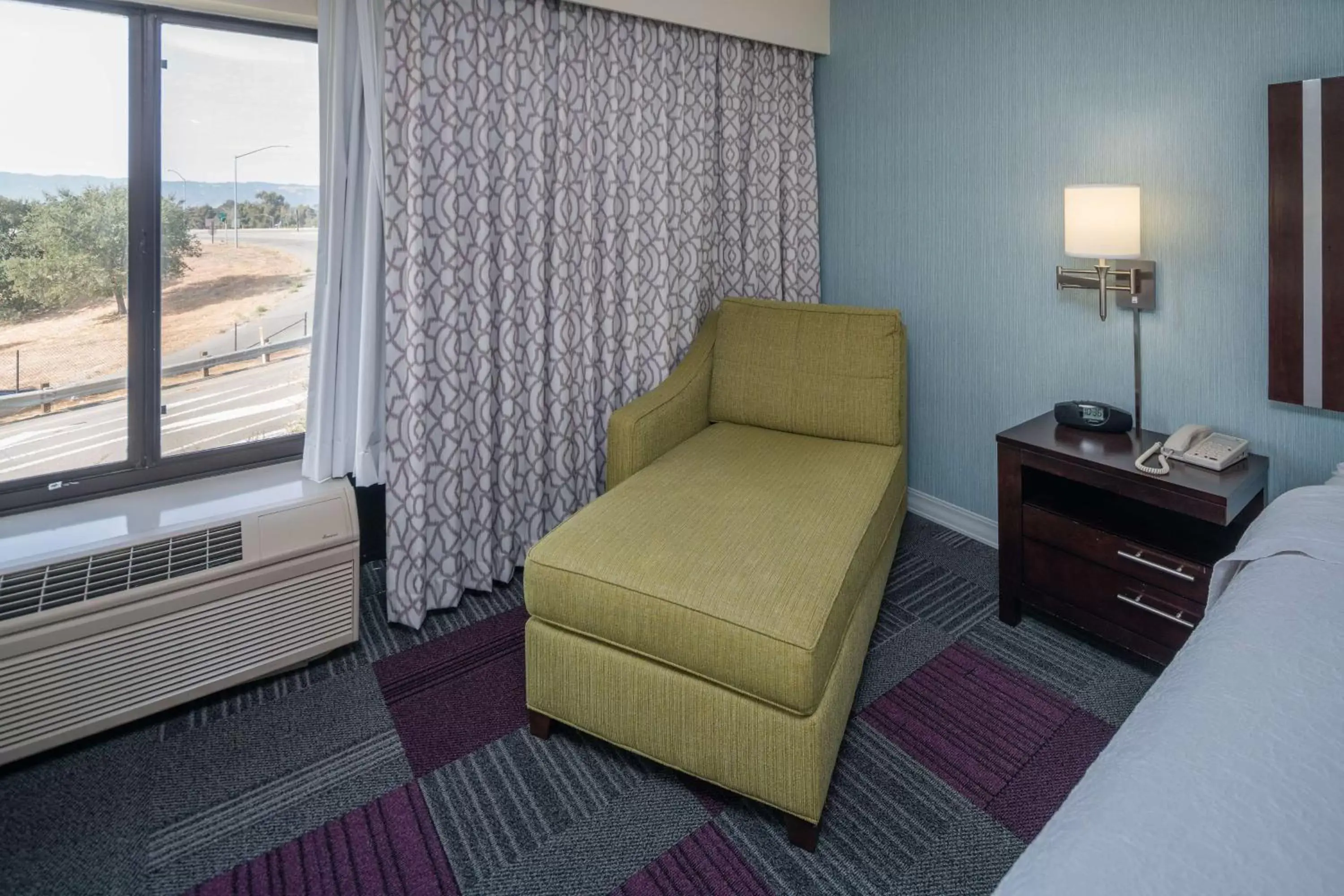 Bed, Seating Area in Hampton Inn Livermore