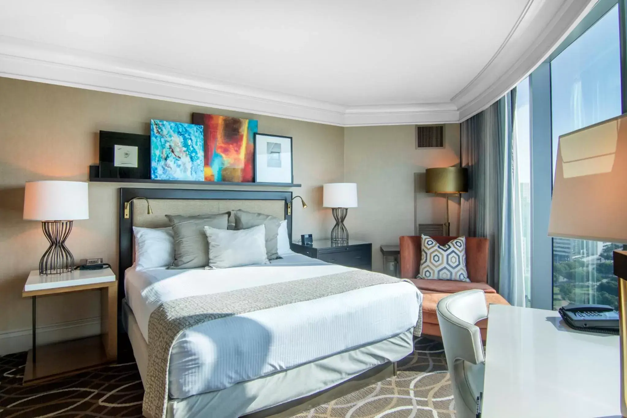 Photo of the whole room, Bed in Omni Dallas Hotel