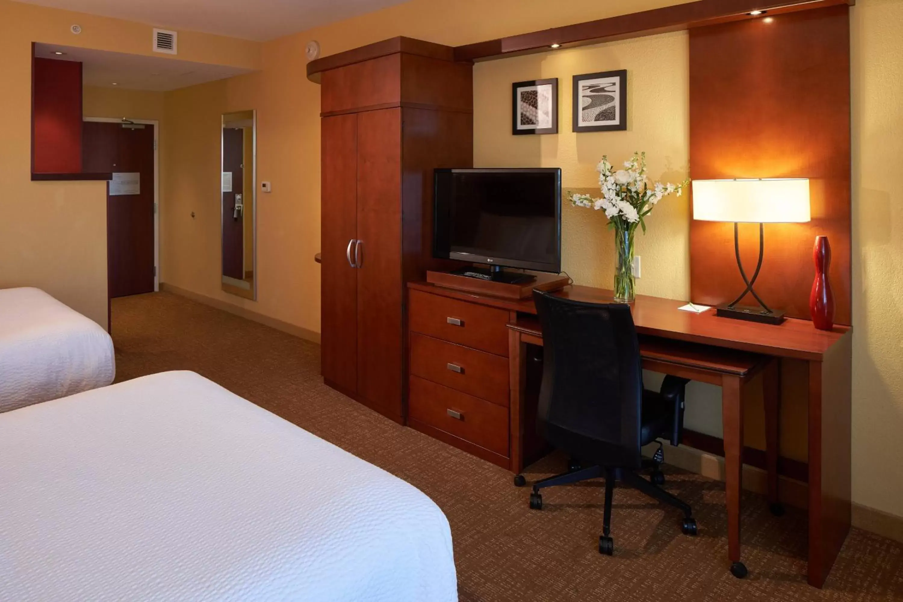 Photo of the whole room, TV/Entertainment Center in Courtyard by Marriott Evansville East