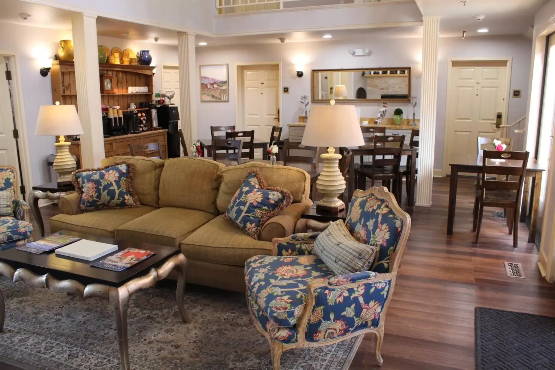 Lobby or reception, Seating Area in Elm House Inn