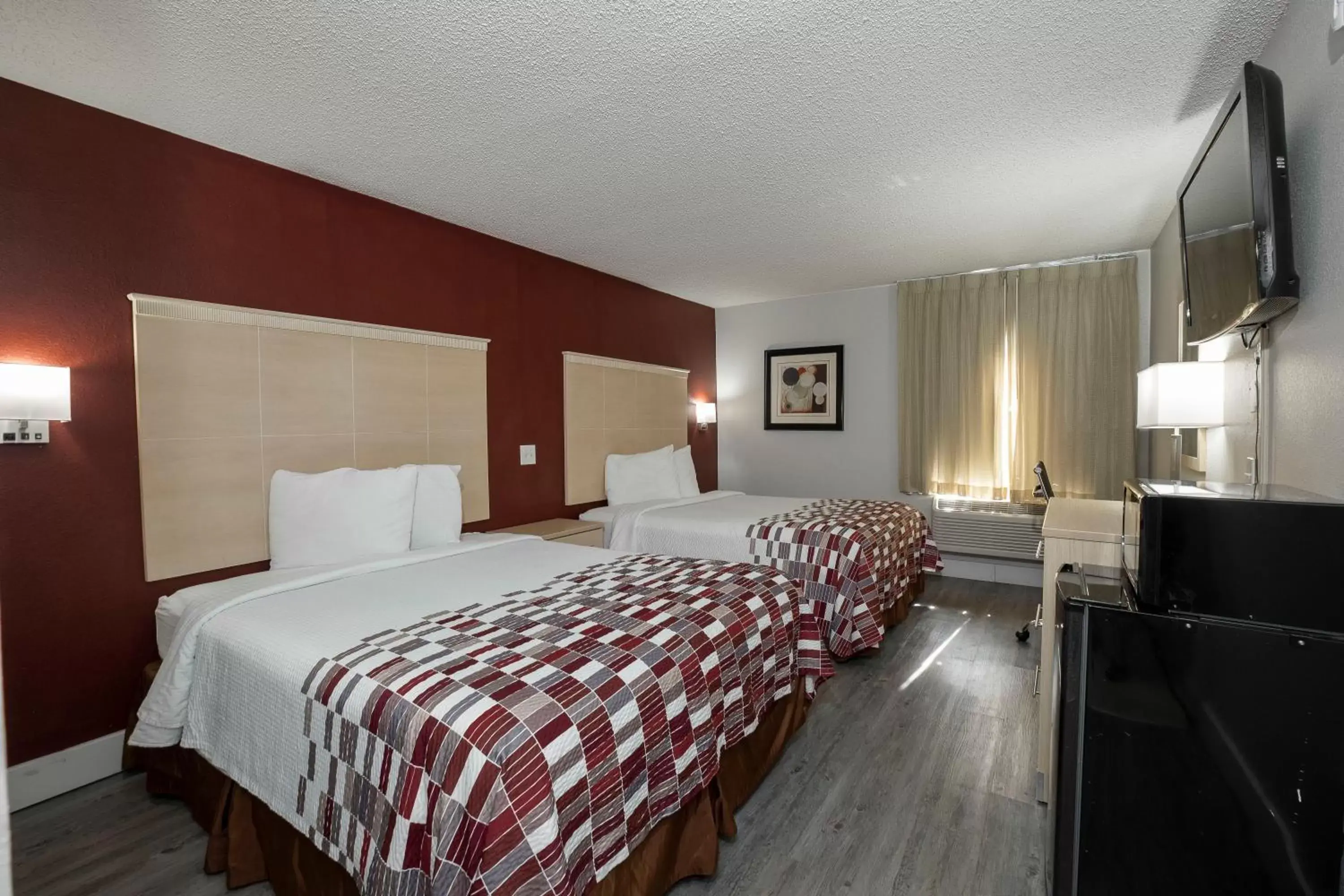 Photo of the whole room, Bed in Red Roof Inn Raleigh North-Crabtree Mall-PNC Arena