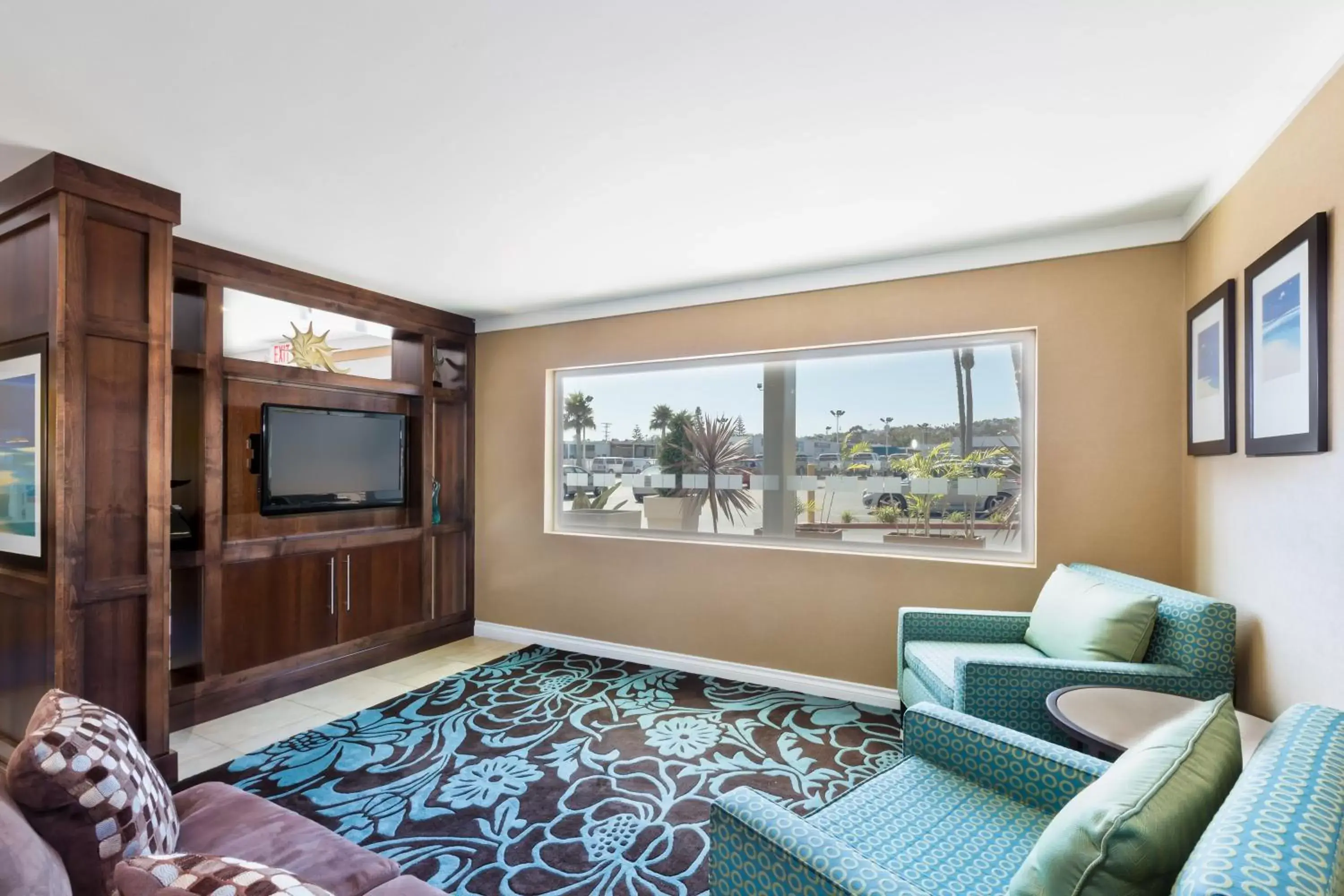 Property building, Seating Area in Holiday Inn Express San Diego SeaWorld, an IHG Hotel