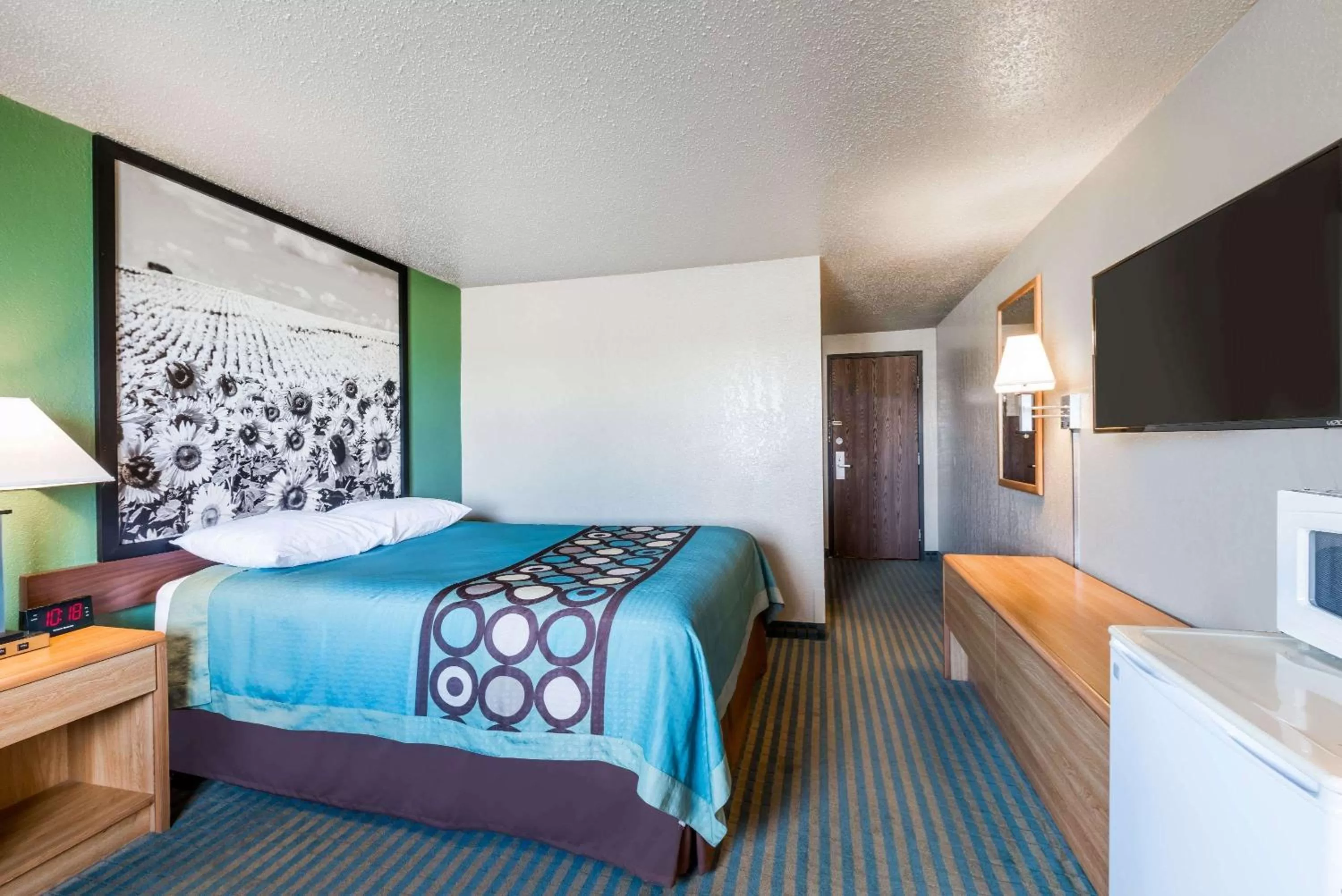 Photo of the whole room, Bed in Super 8 by Wyndham Devils Lake