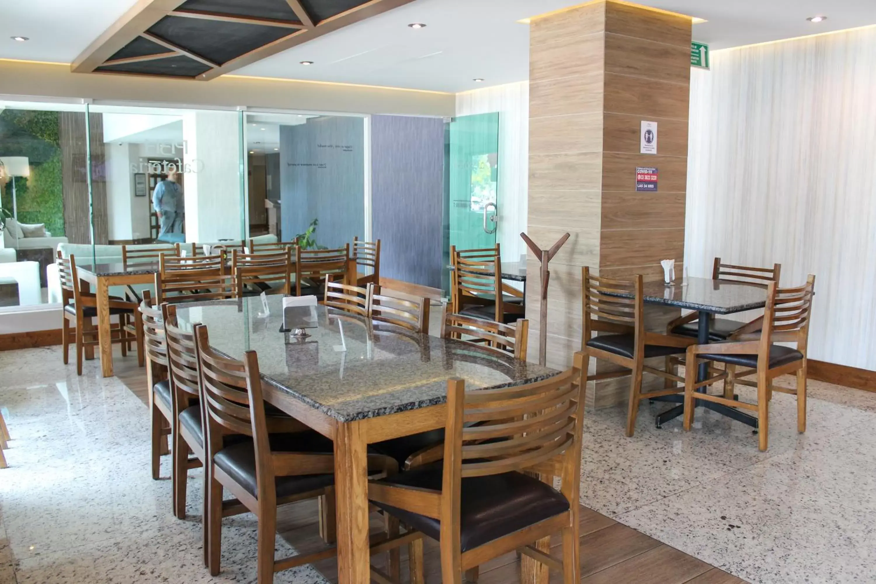Restaurant/Places to Eat in Hotel Portobelo