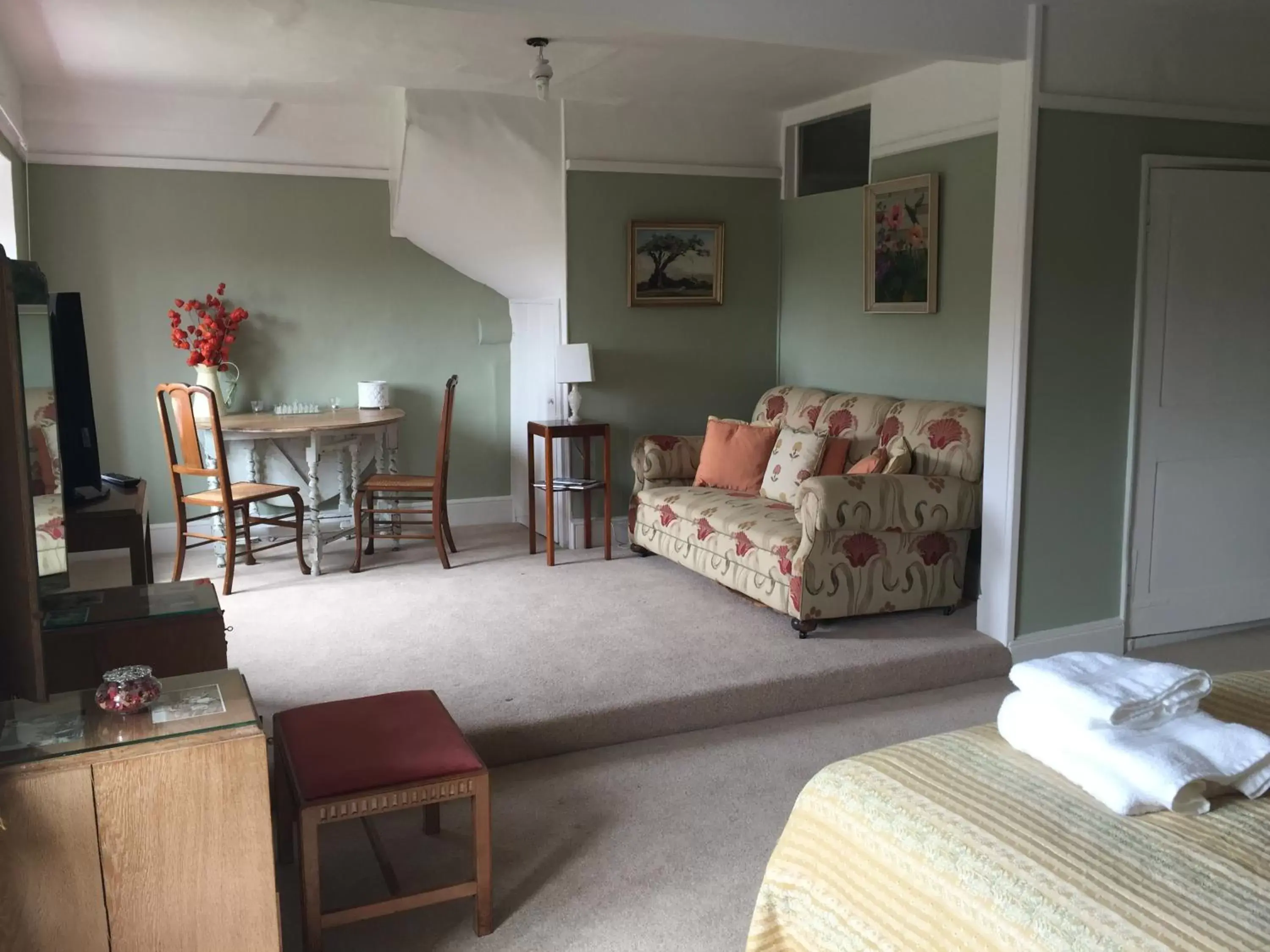 Living room, Seating Area in Cliff Farmhouse B&B Suites