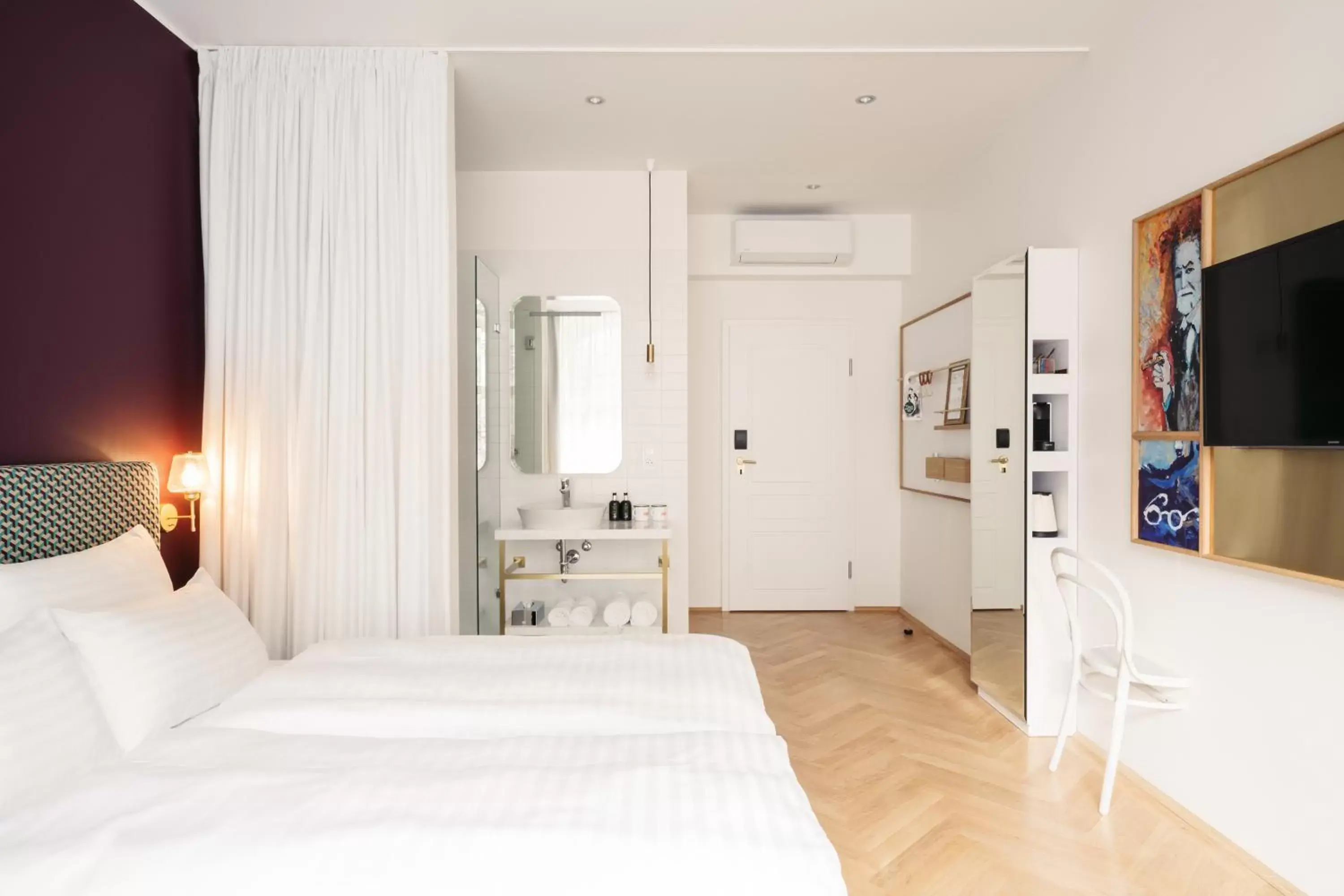 Toilet, Bed in Hotel Schani Salon