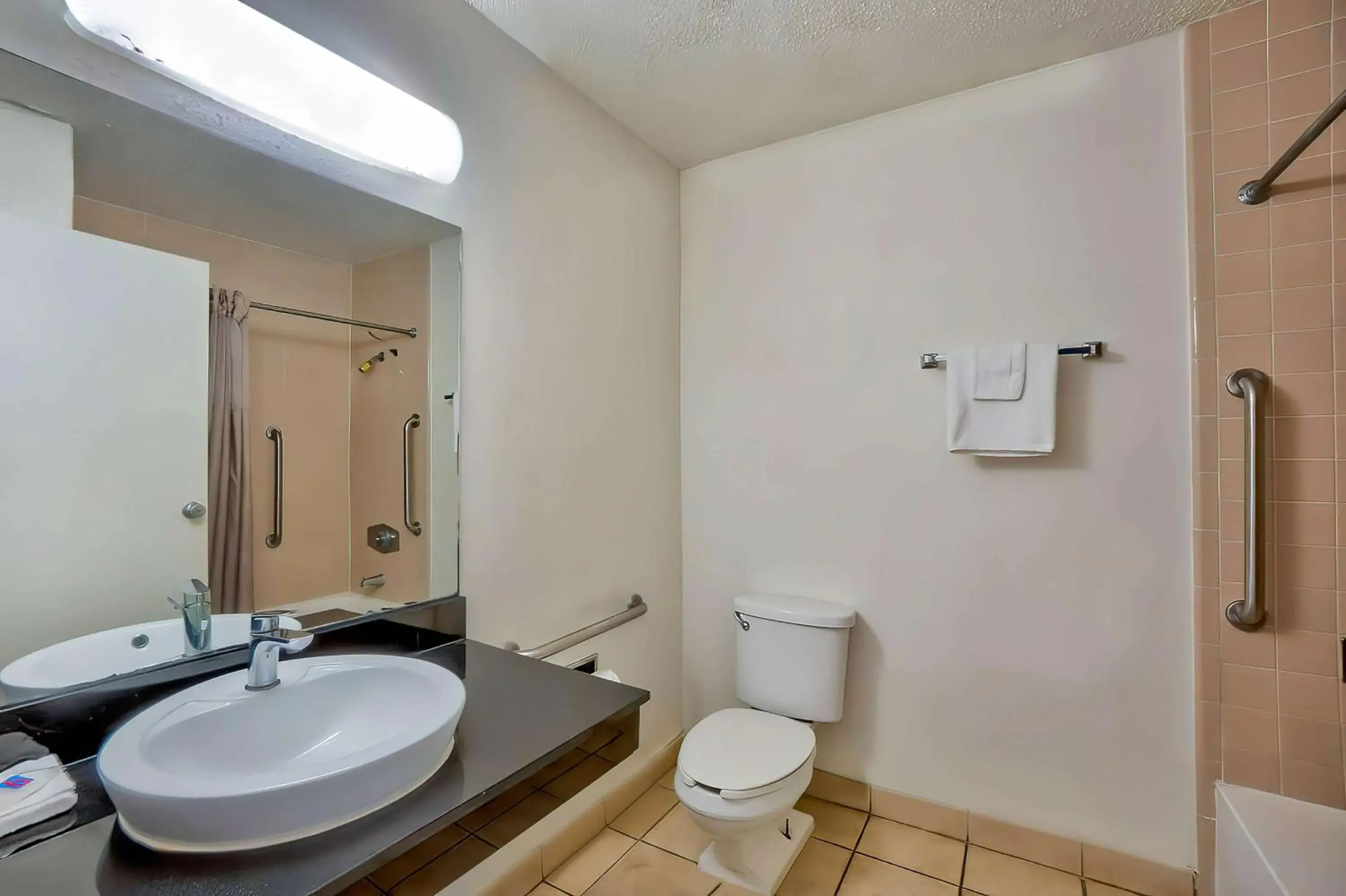 Bathroom in Studio 6 Gainesville, Fl