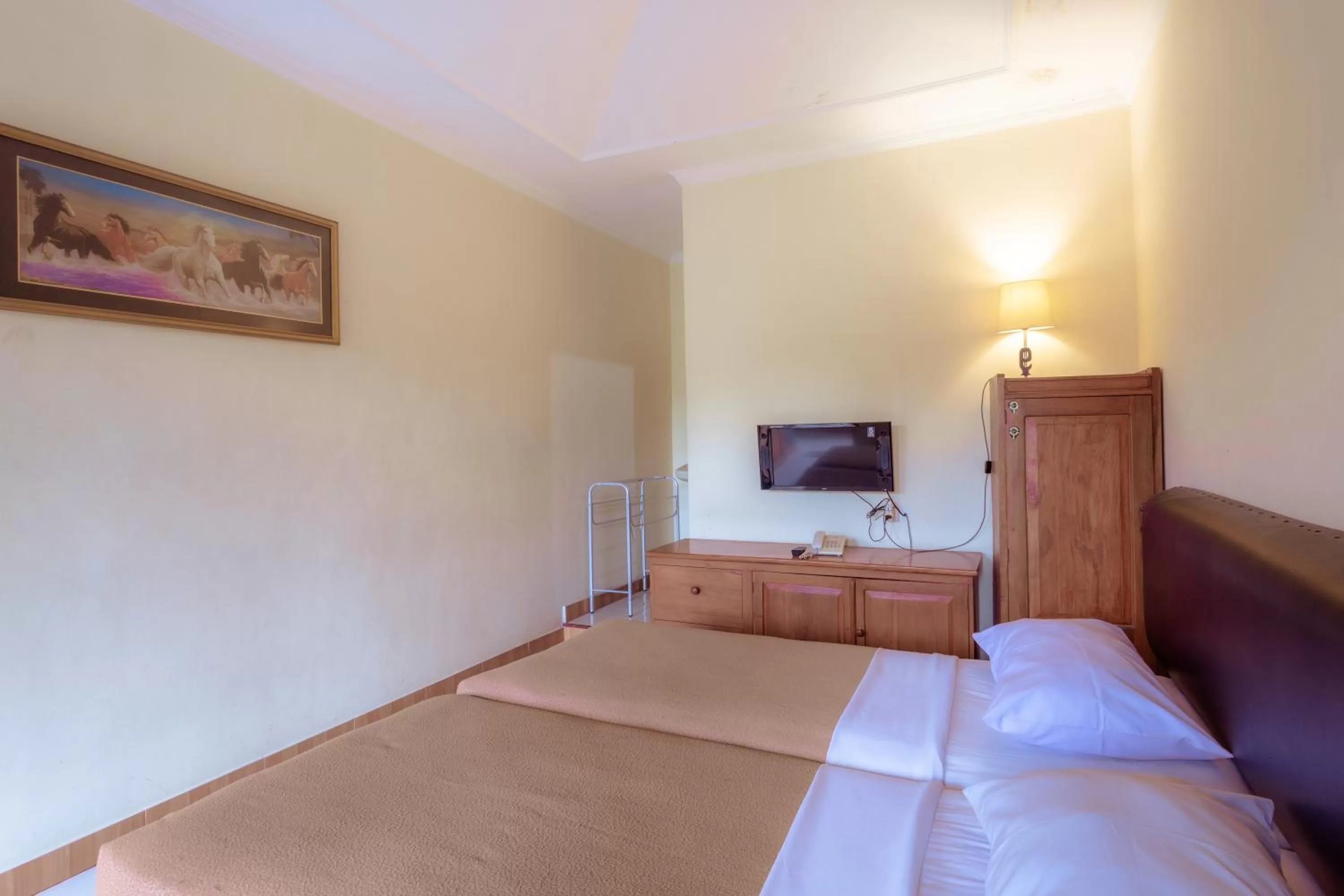 Bedroom, Bed in Hotel Mahkota Plengkung by ecommerceloka