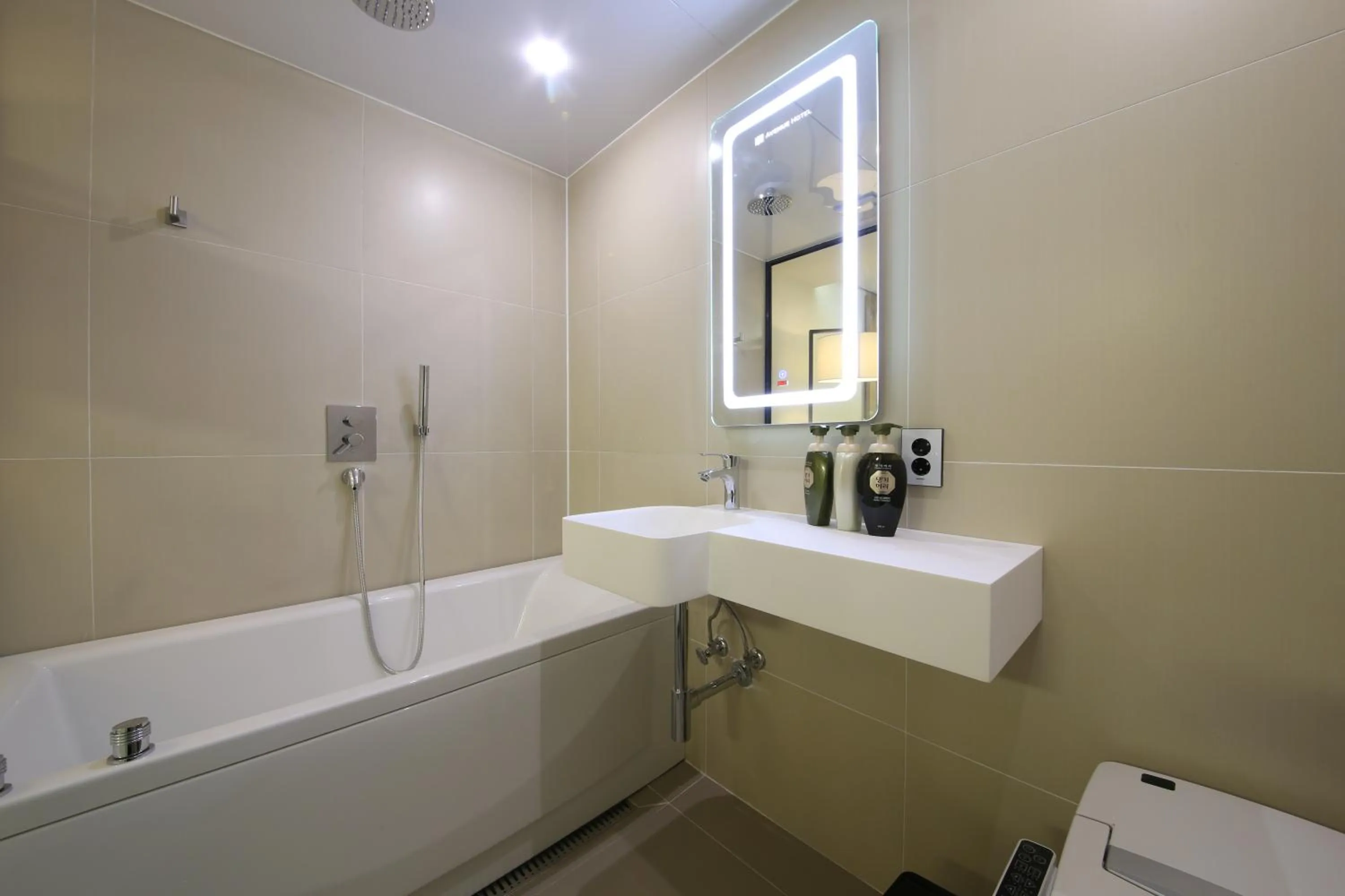 Shower in Avenue Hotel