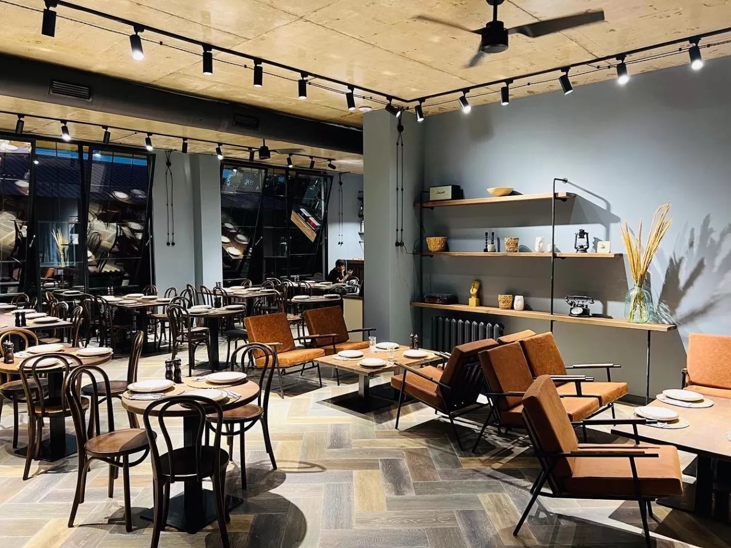 Restaurant/places to eat in Level Up Hotel & Restaurant