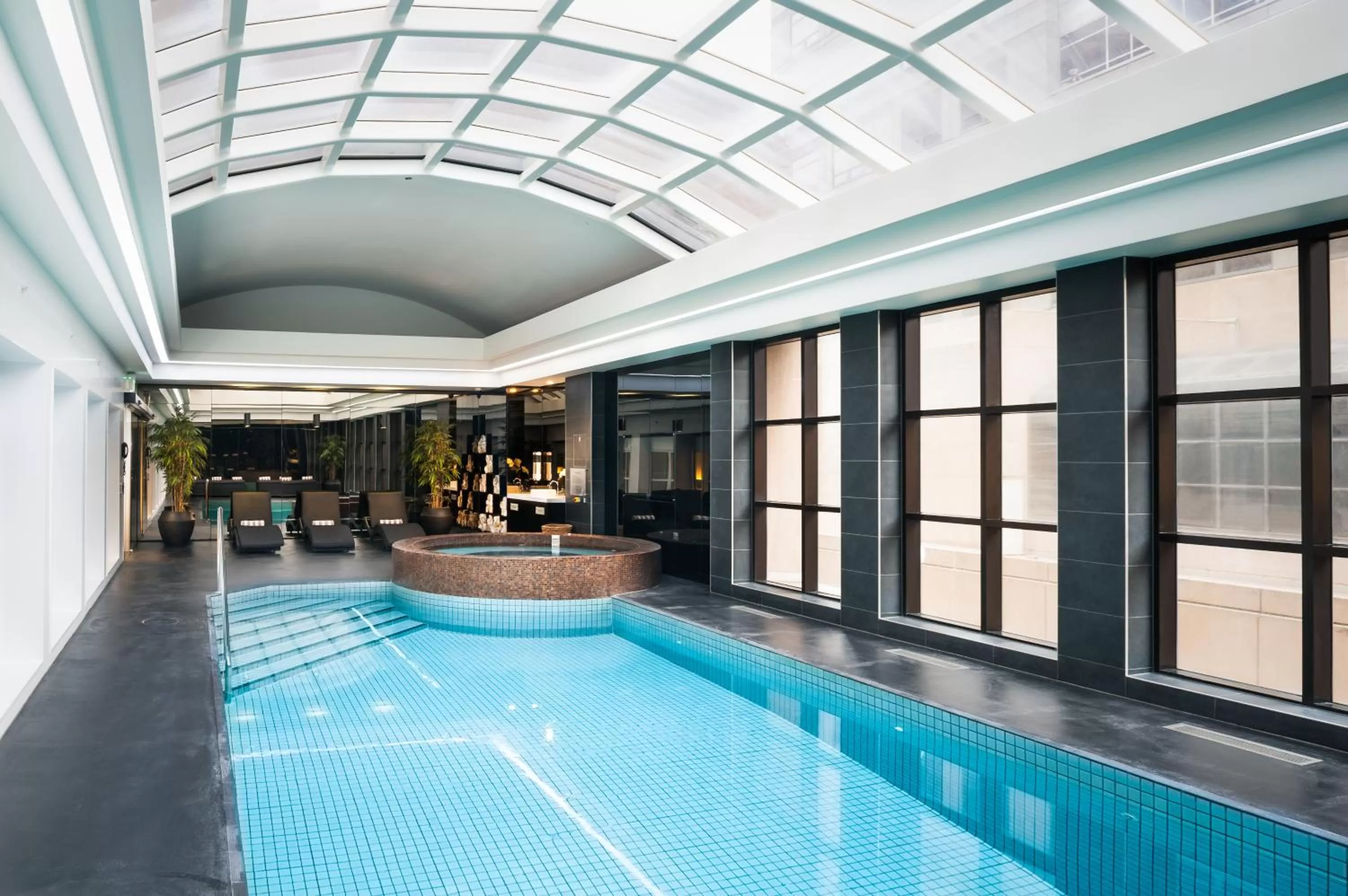 Swimming pool in Stamford Plaza Melbourne