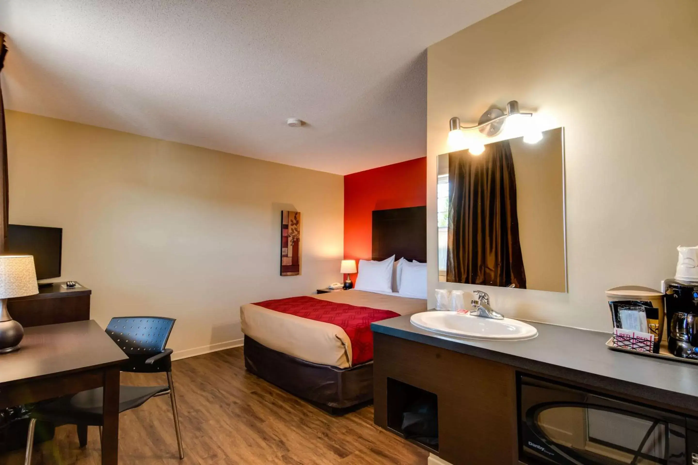 Photo of the whole room in Econolodge Inn & Suites St-Apollinaire