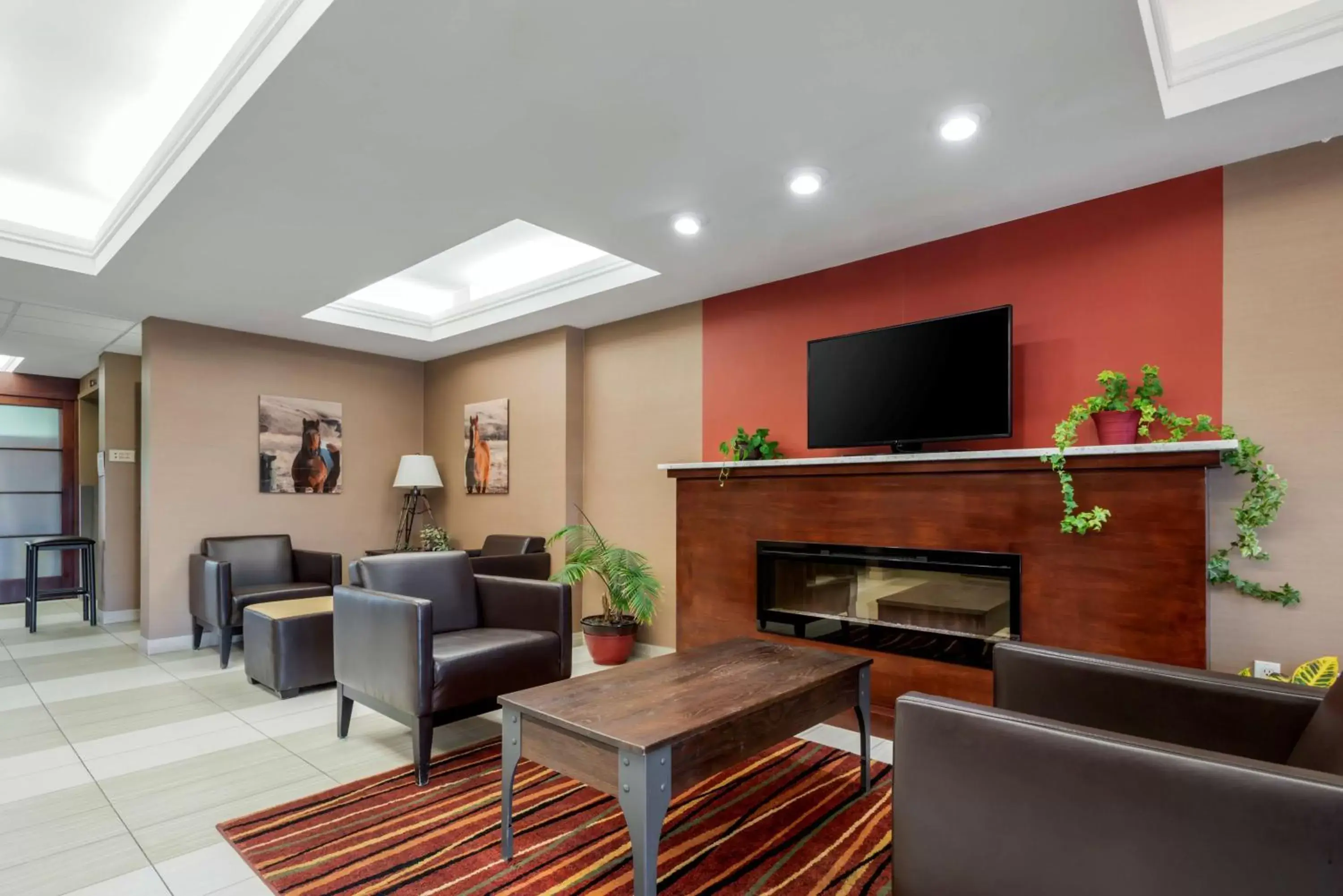 Lobby or reception, Seating Area in Best Western Plus Red Deer Inn & Suite