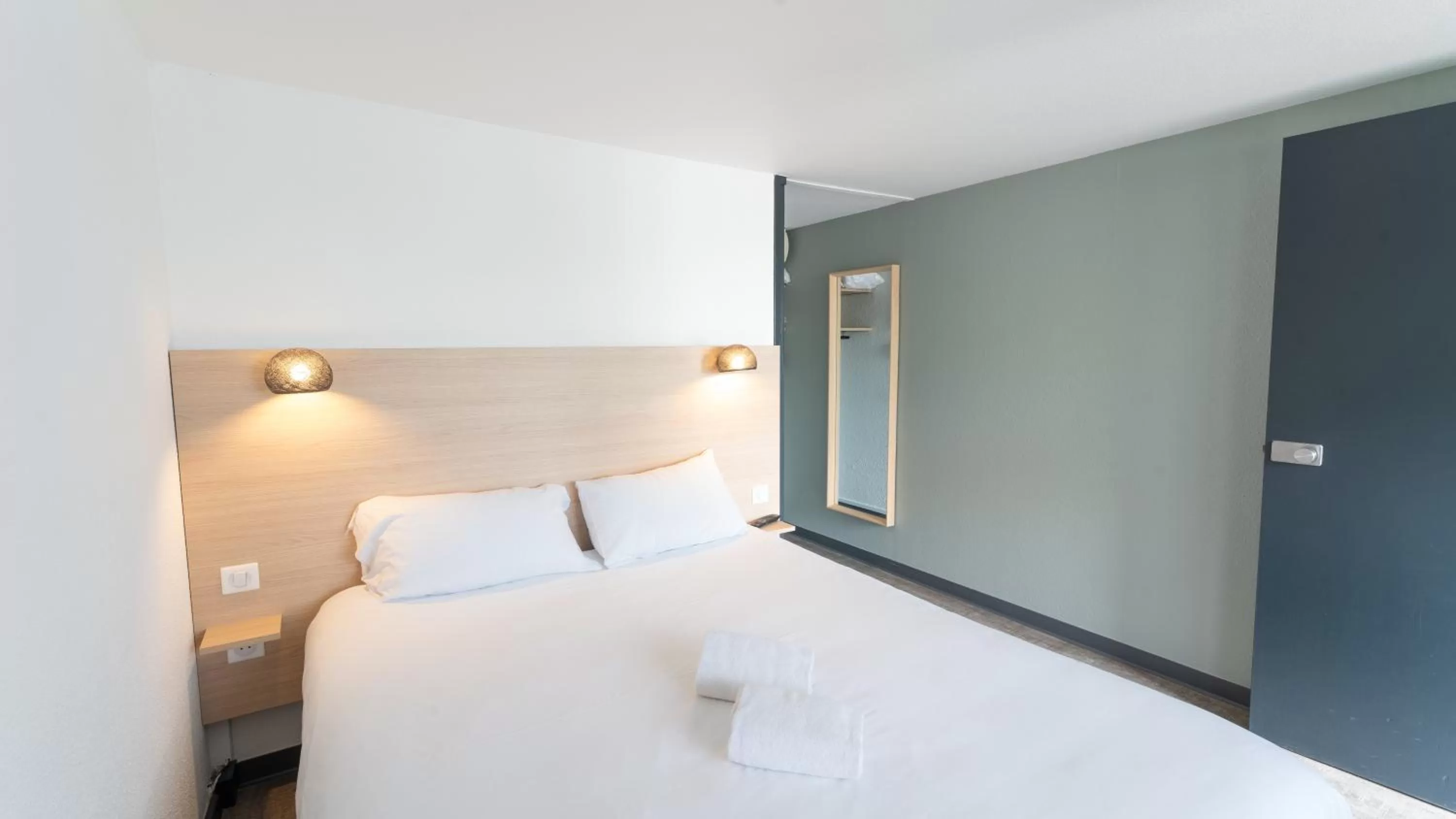 Bedroom, Bed in Hotel Inn Design La Rochelle