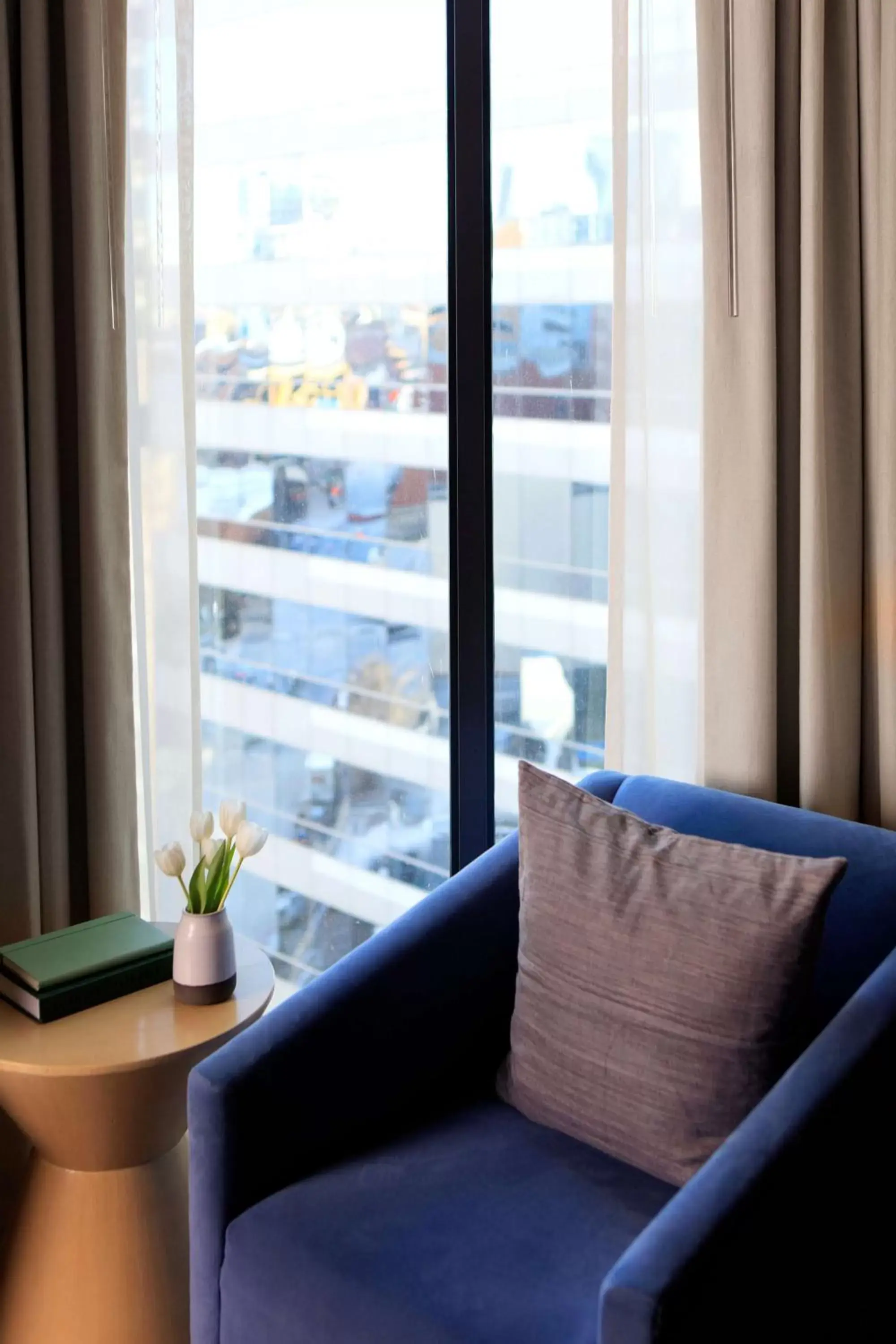 Photo of the whole room, Seating Area in The Royal Sonesta Chicago River North