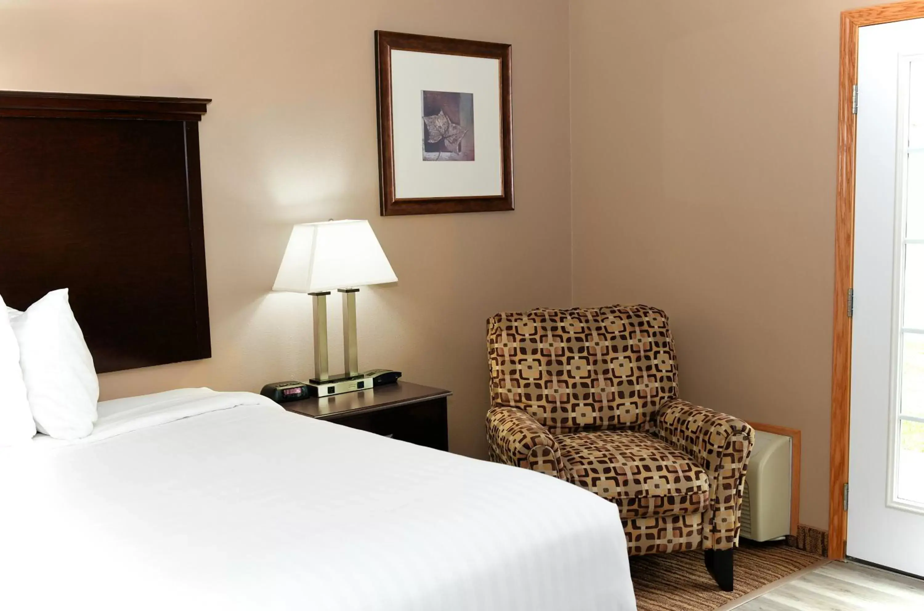 Bedroom, Bed in Cobblestone Inn & Suites - Denison | Majestic Hills