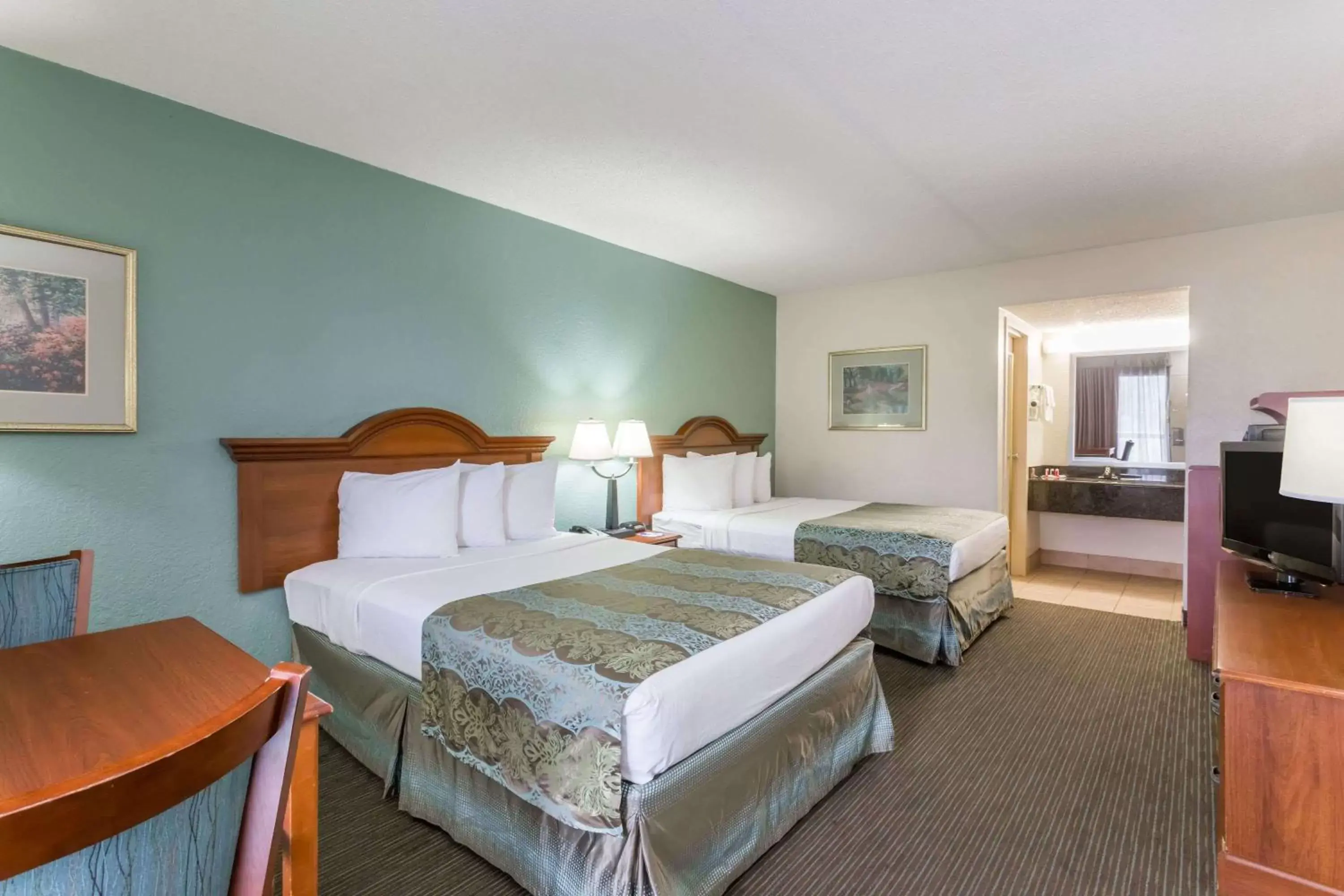 Photo of the whole room, Bed in Baymont by Wyndham Sarasota