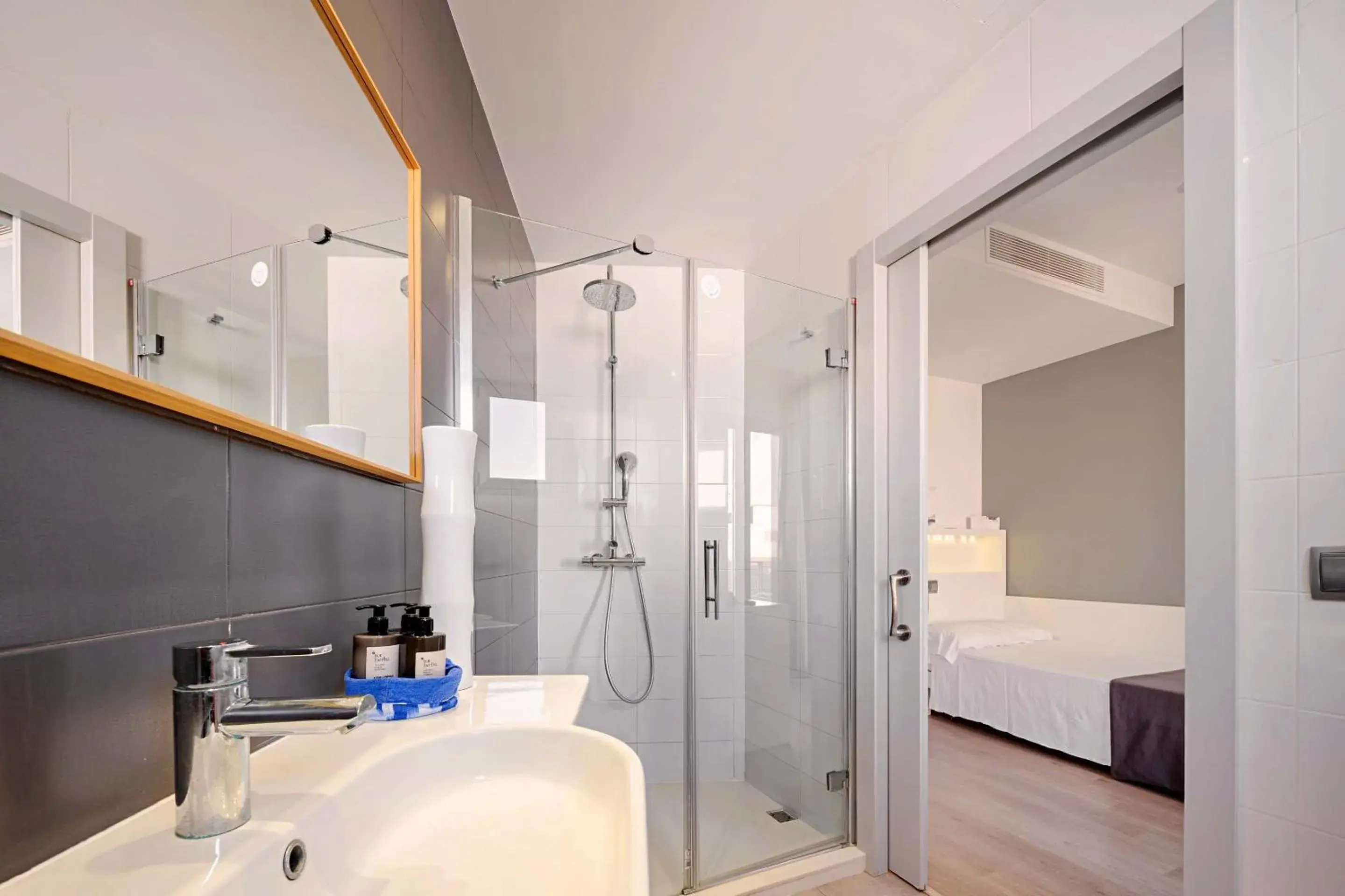 Shower, Bathroom in Mar Calma Hotel