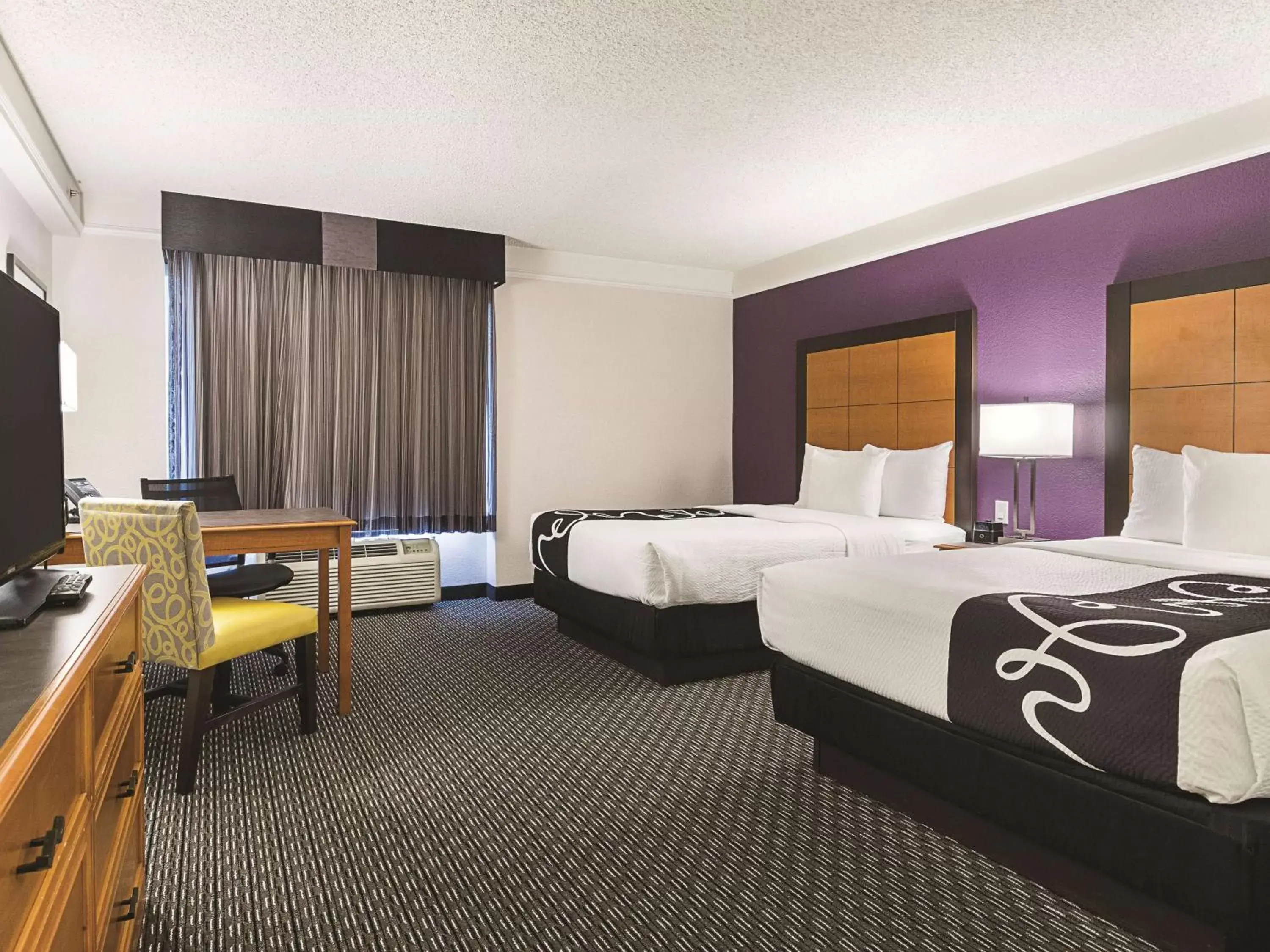 Photo of the whole room, Bed in Howard Johnson by Wyndham Sacramento Downtown