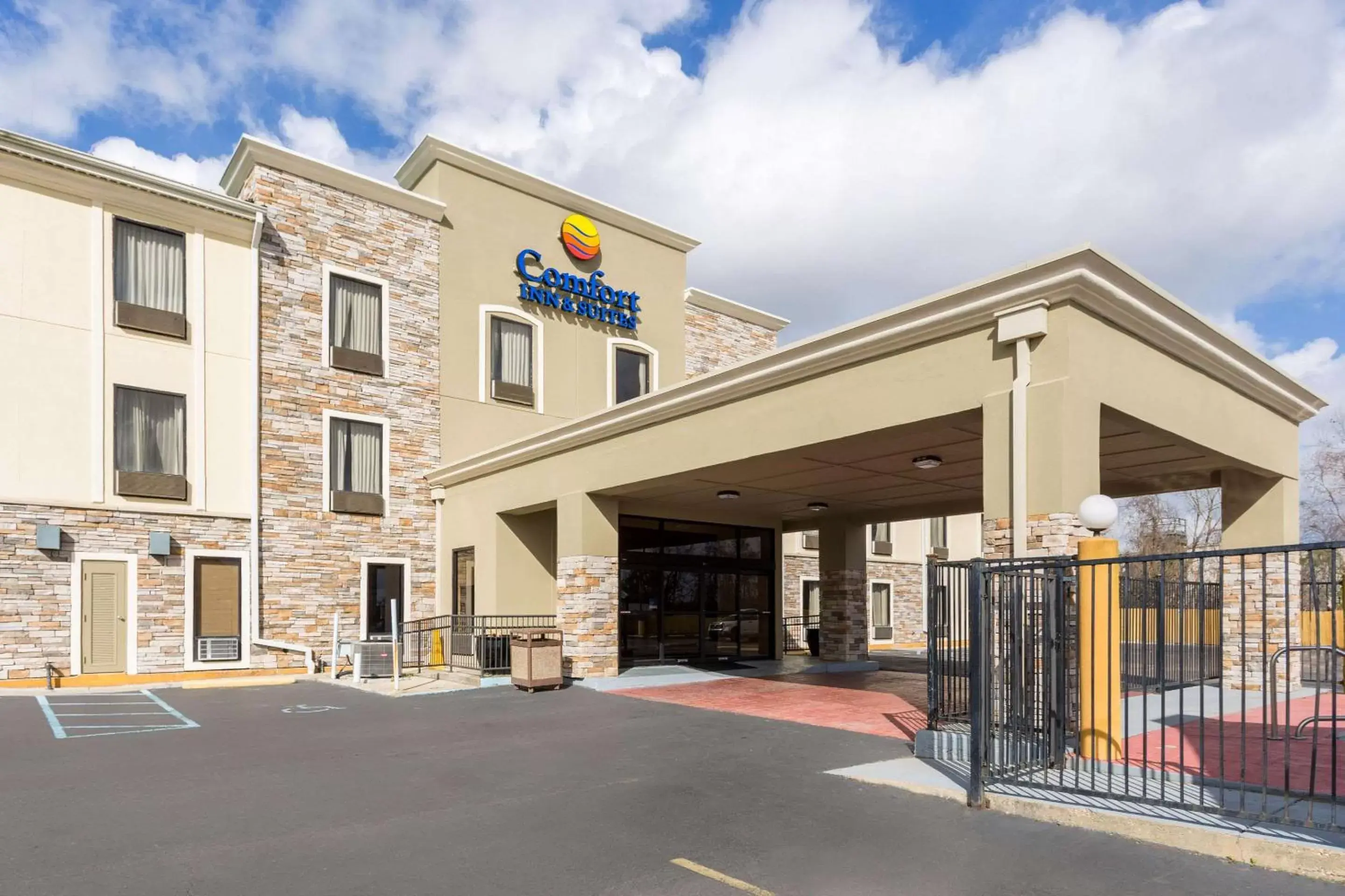 Property Building in Comfort Inn & Suites Baton Rouge Airport