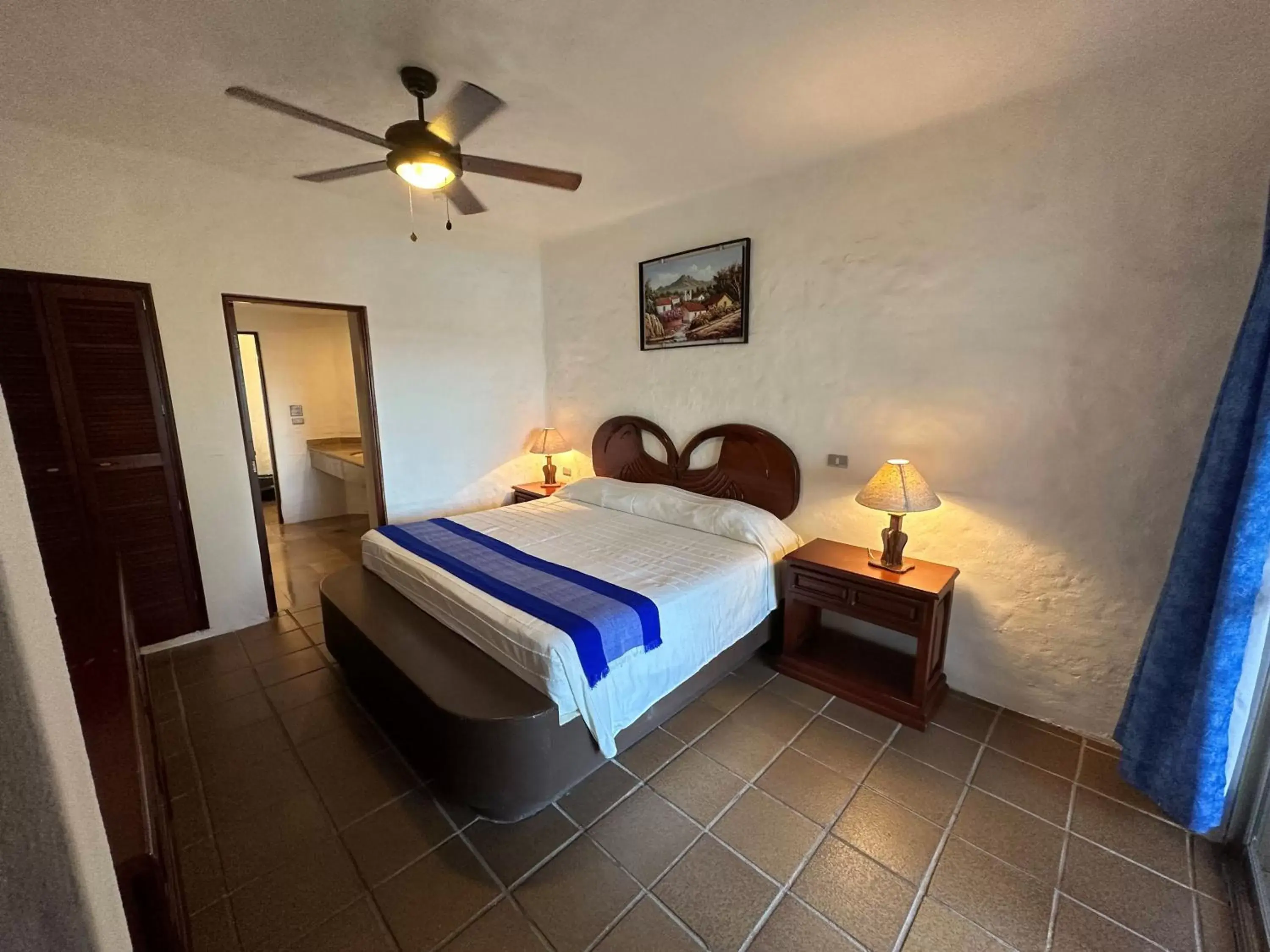 Property building, Bed in Hotel Quijote Inn