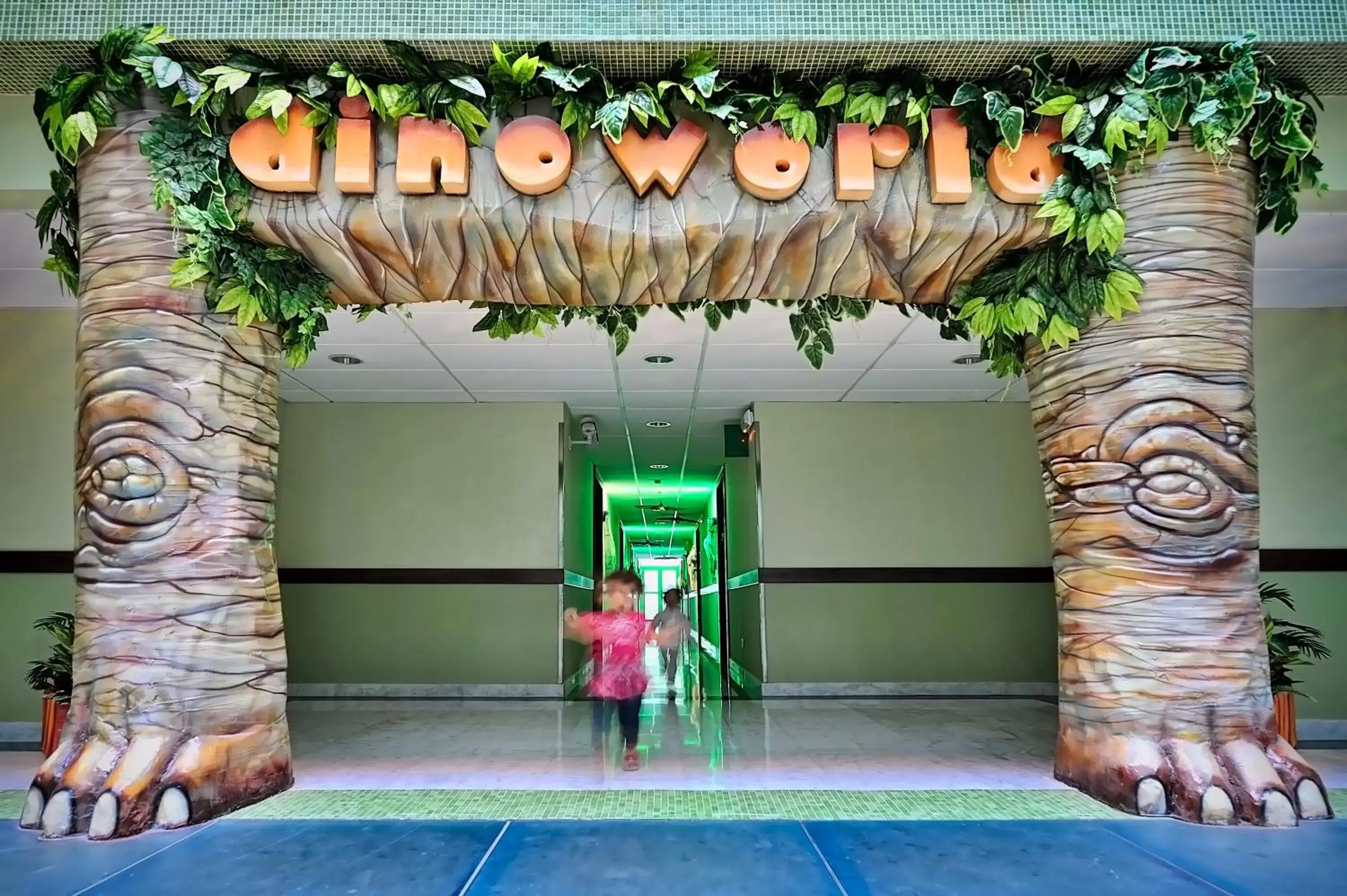 Area and facilities in Holiday World RIWO Hotel.