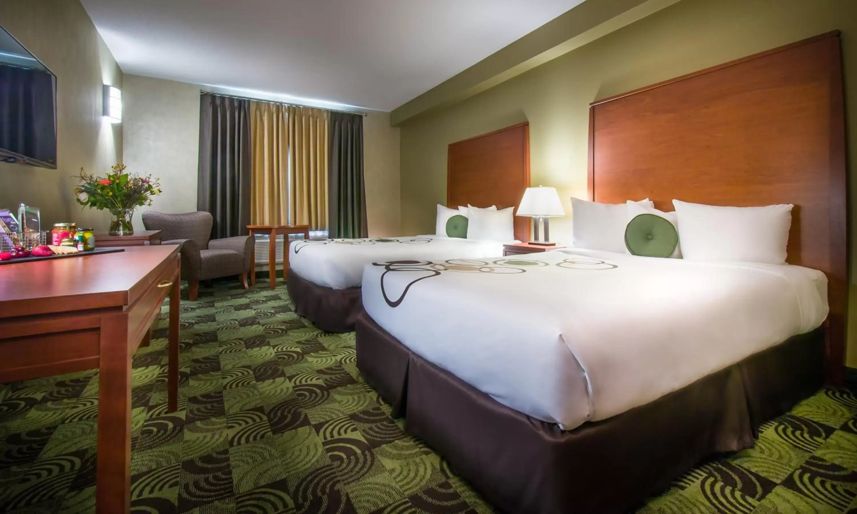 Bedroom, Bed in Deerfoot Inn and Casino