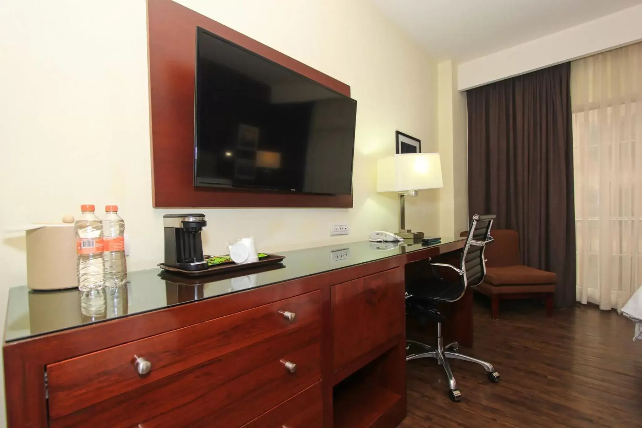 Photo of the whole room, TV/Entertainment Center in Holiday Inn Leon, an IHG Hotel