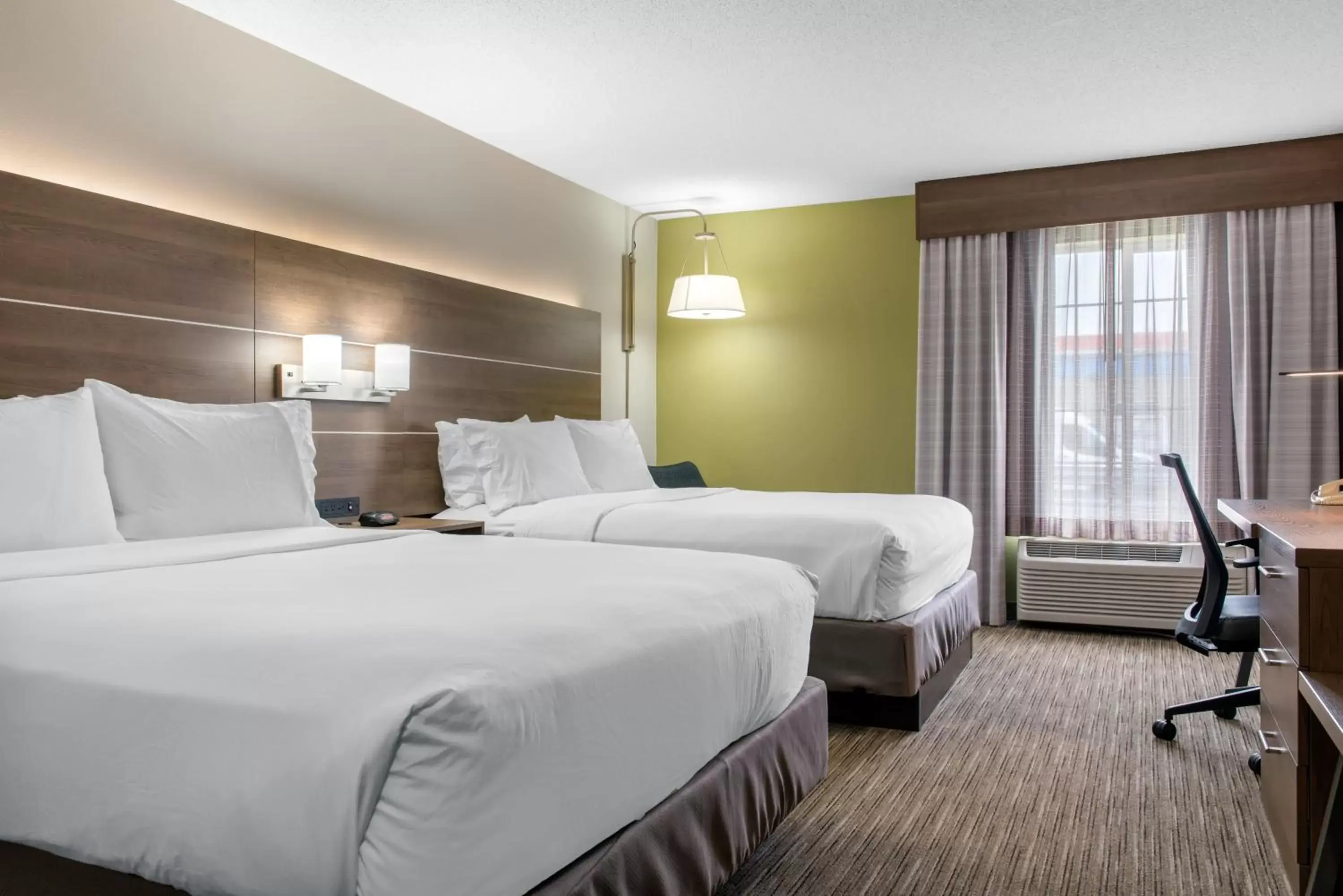 Photo of the whole room, Bed in Holiday Inn Express & Suites Harrison, an IHG Hotel
