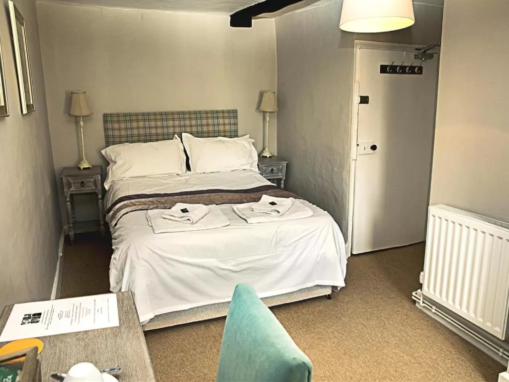 Bedroom, Bed in The White Bear