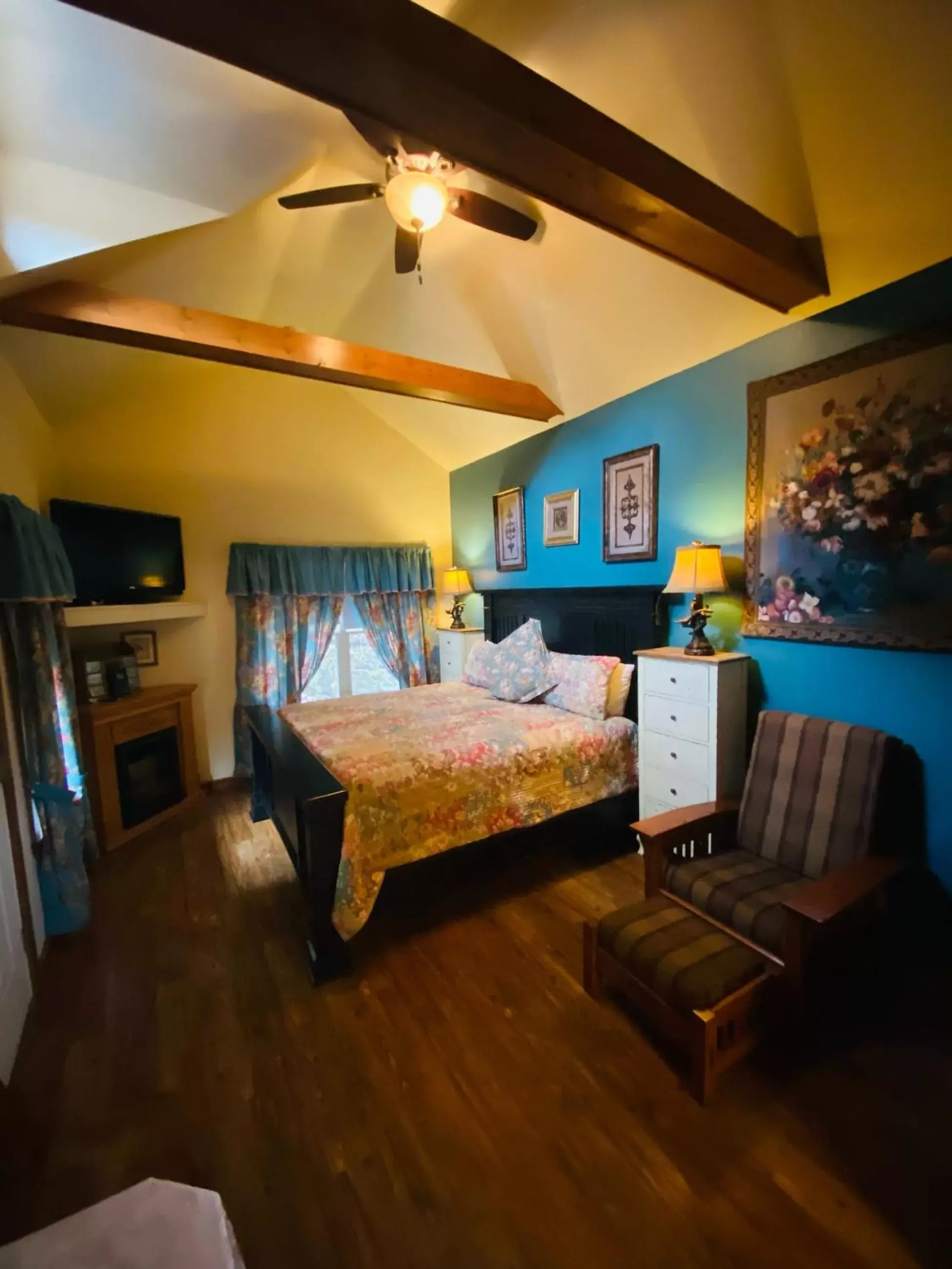 Photo of the whole room, Bed in All Seasons Treehouse Village