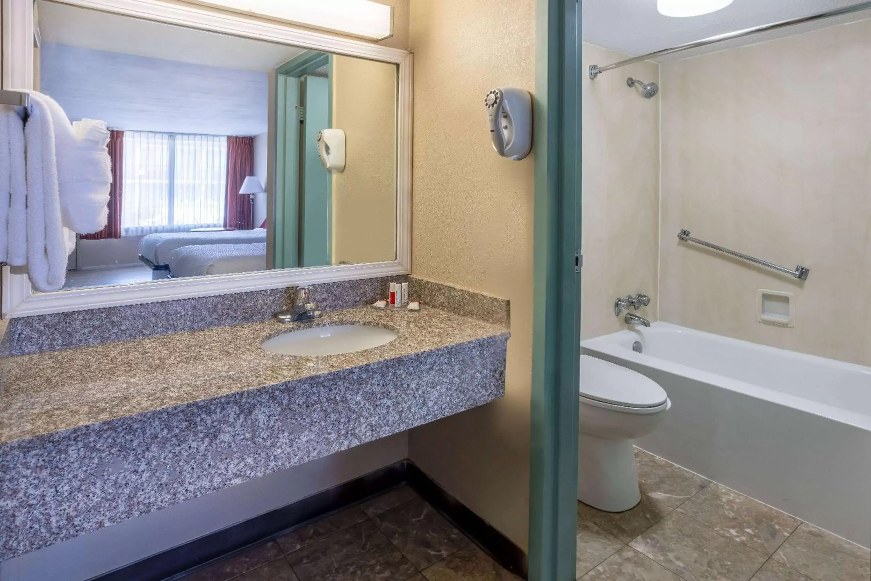 TV and multimedia, Bathroom in Ramada by Wyndham Rome - Verona