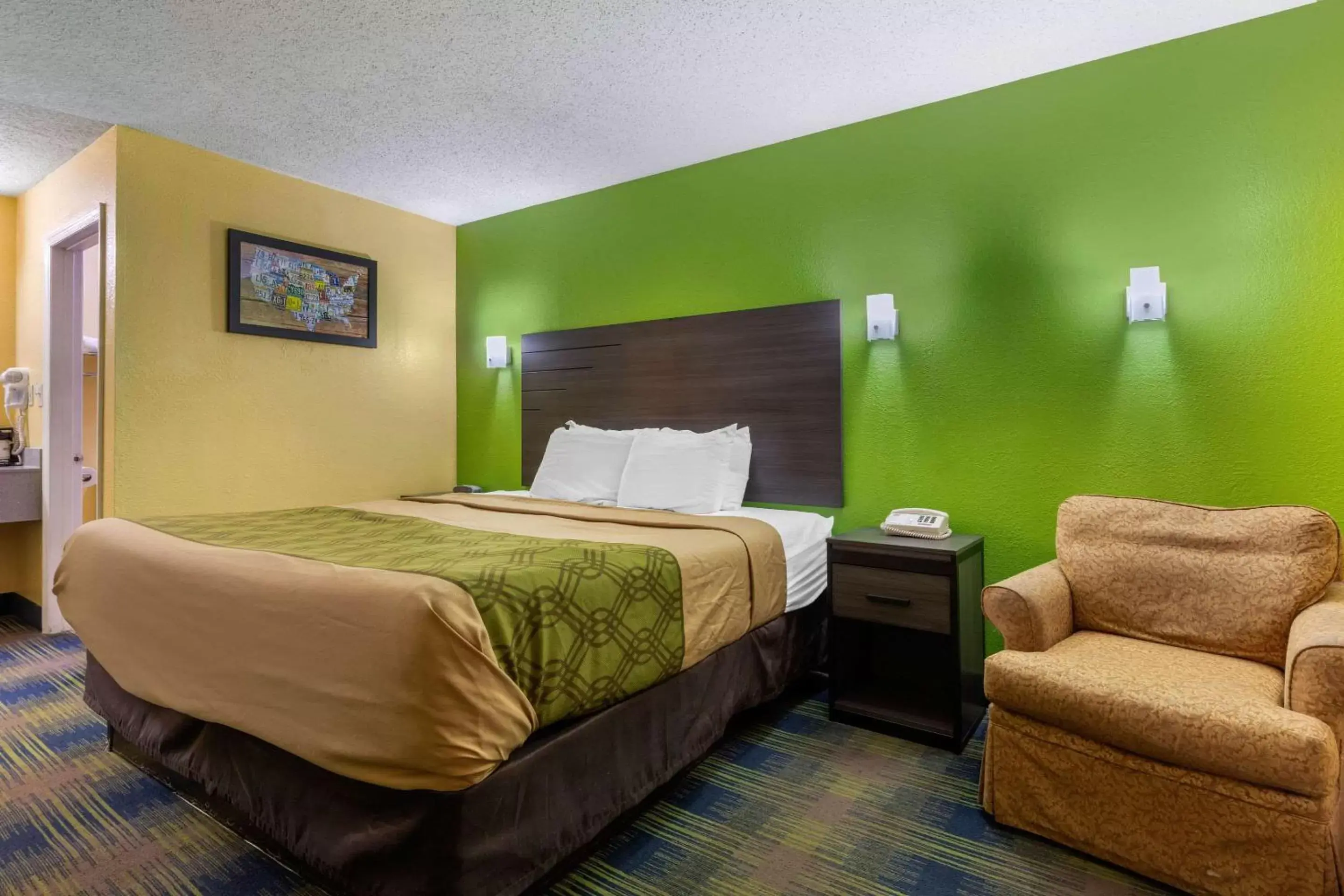 Photo of the whole room, Bed in Econo Lodge Nashville Airport East
