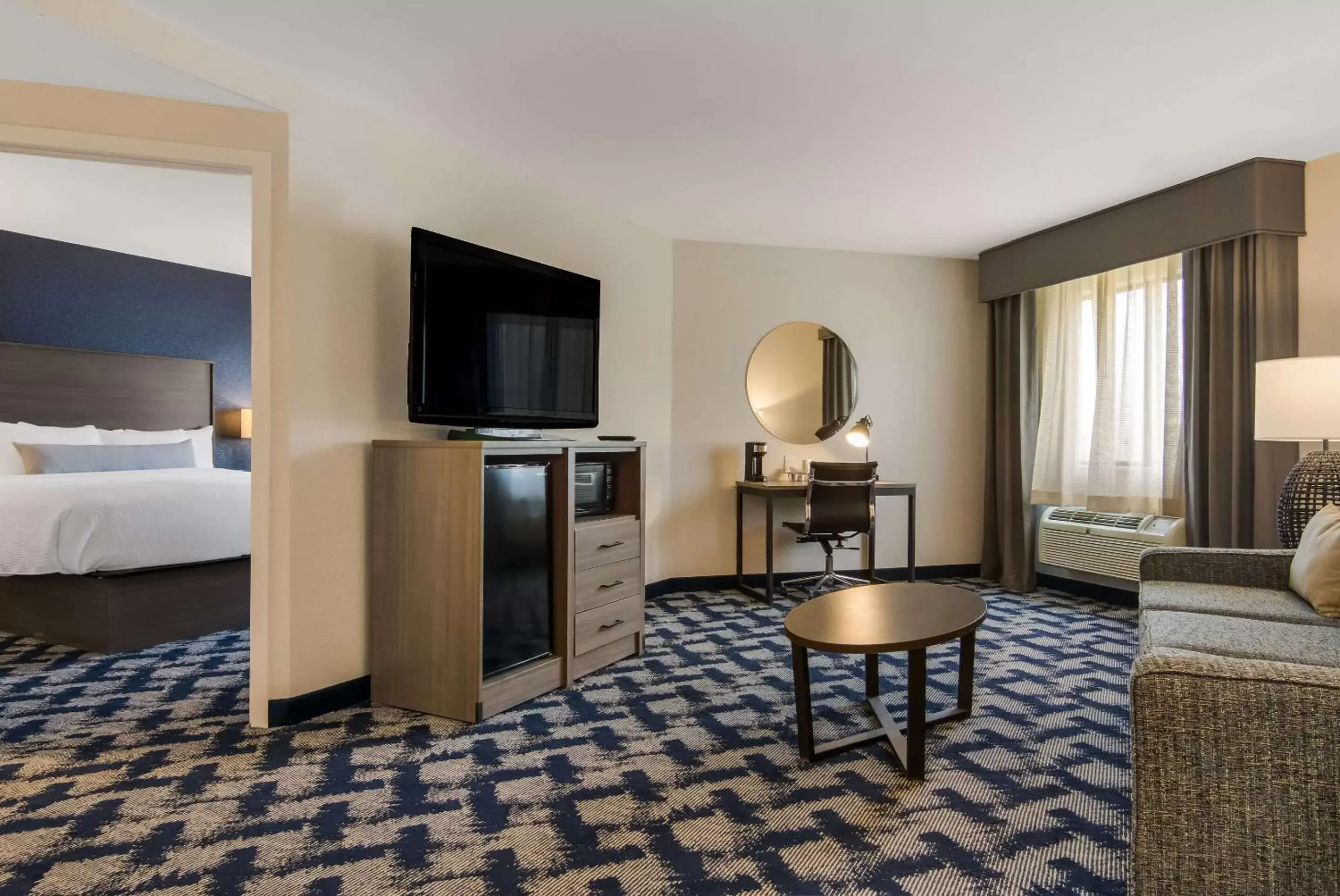 Bedroom, TV/Entertainment Center in The Inn on Maritime Bay, Ascend Hotel Collection