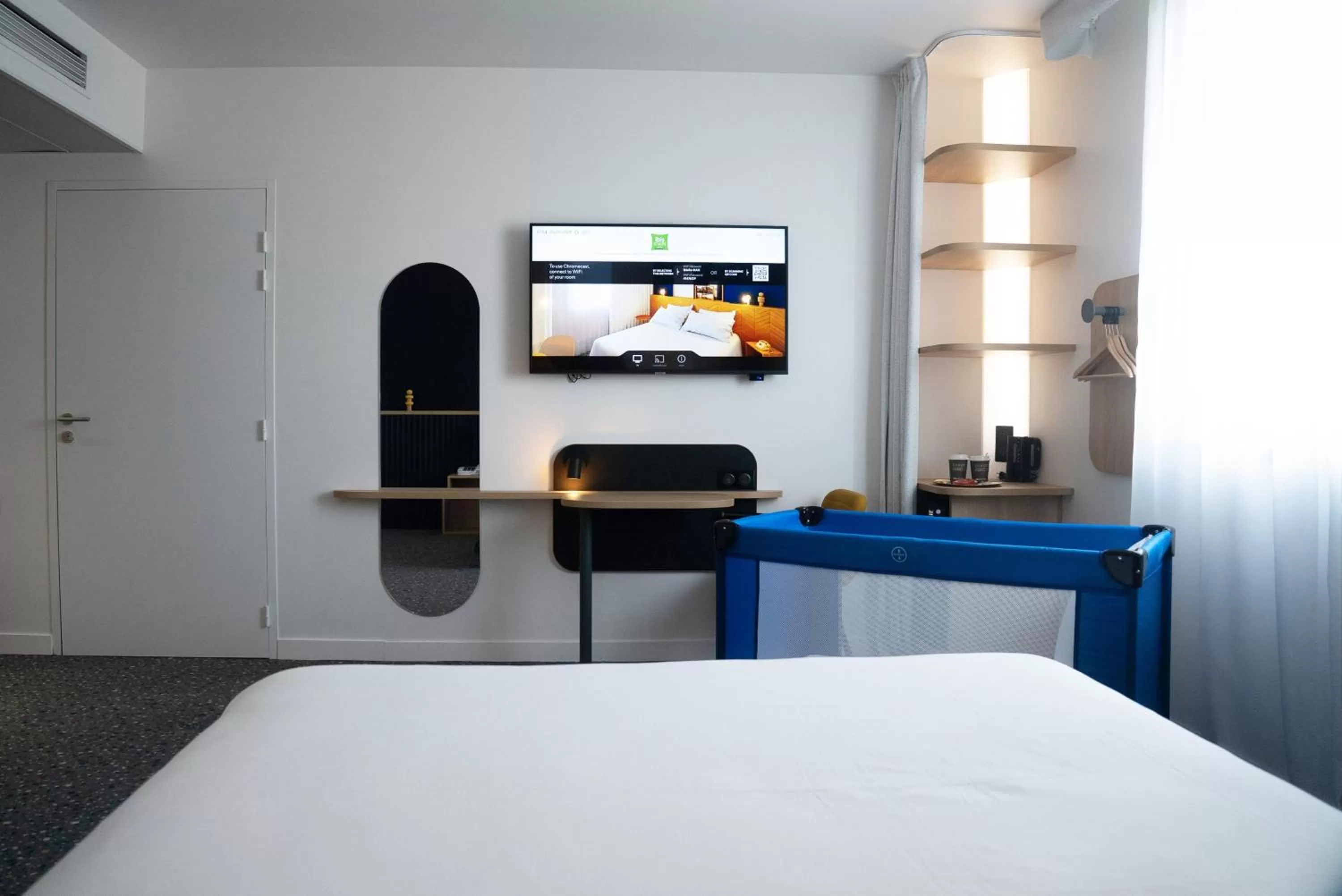 TV and multimedia, Bed in ibis Styles Paris Romainville