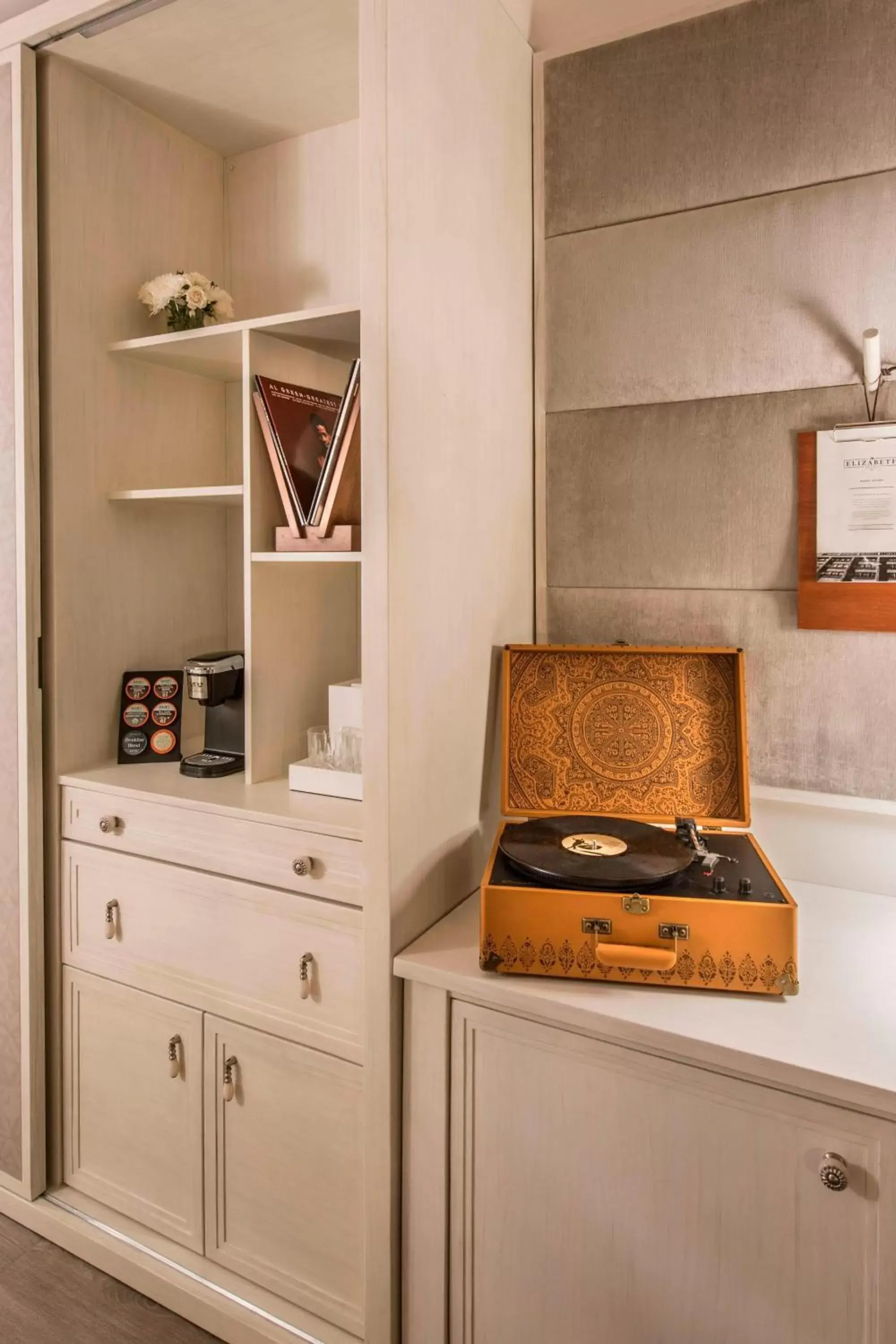 Photo of the whole room, Kitchen/Kitchenette in The Elizabeth Hotel, Autograph Collection