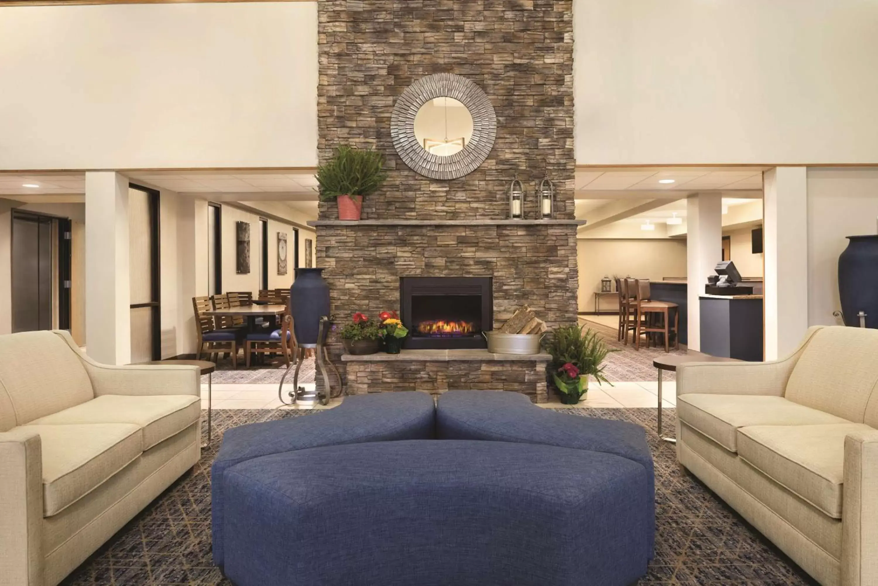 Lobby or reception, Seating Area in Radisson Hotel Ames Conference Center at ISU