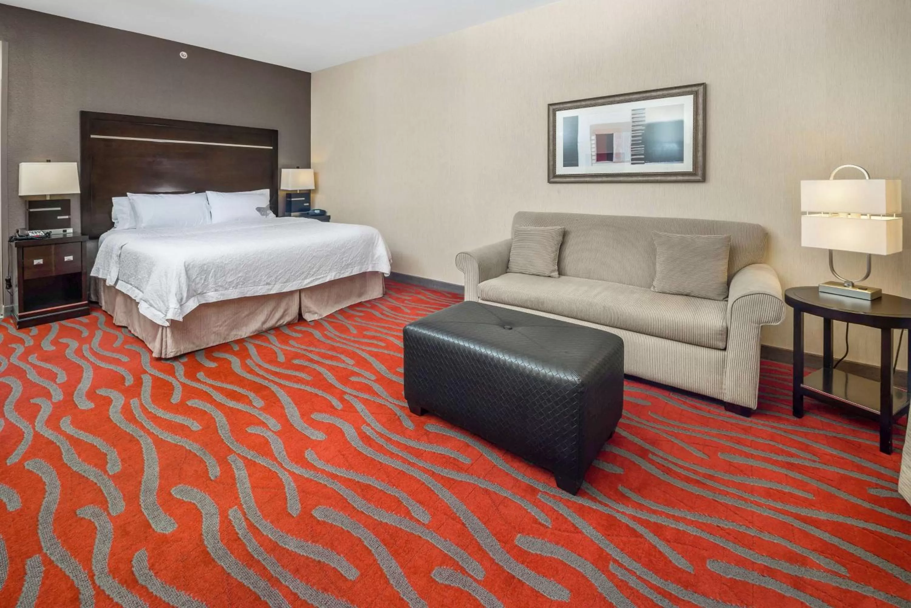 Living room, Bed in Hampton Inn and Suites Tulsa/Catoosa